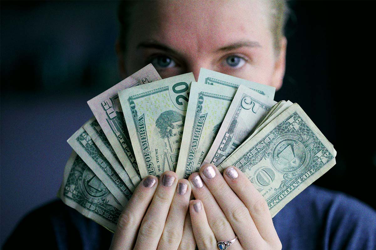Woman Receives $215K for "Unpaid Housework" In Divorce Settlement