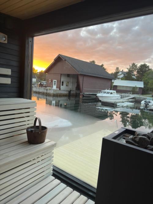 Innsiden av badstuen og ut i havnen