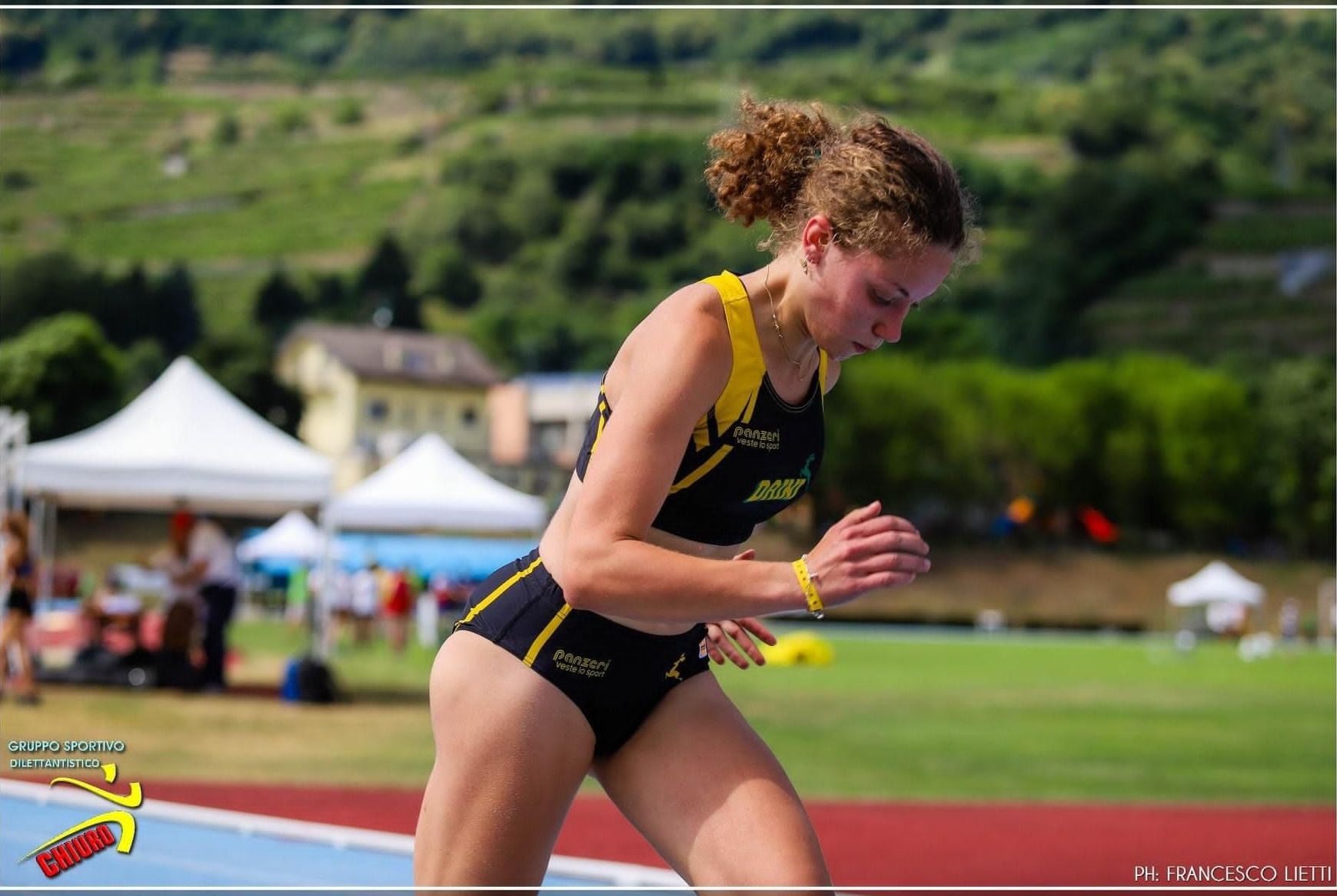 Un'atleta dei Daini in pista durante una gara