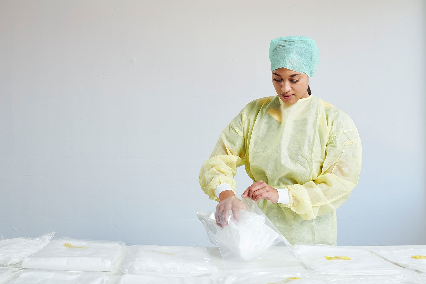 La collaboratrice Swiss Post Cargo prépare les articles pharmaceutiques.