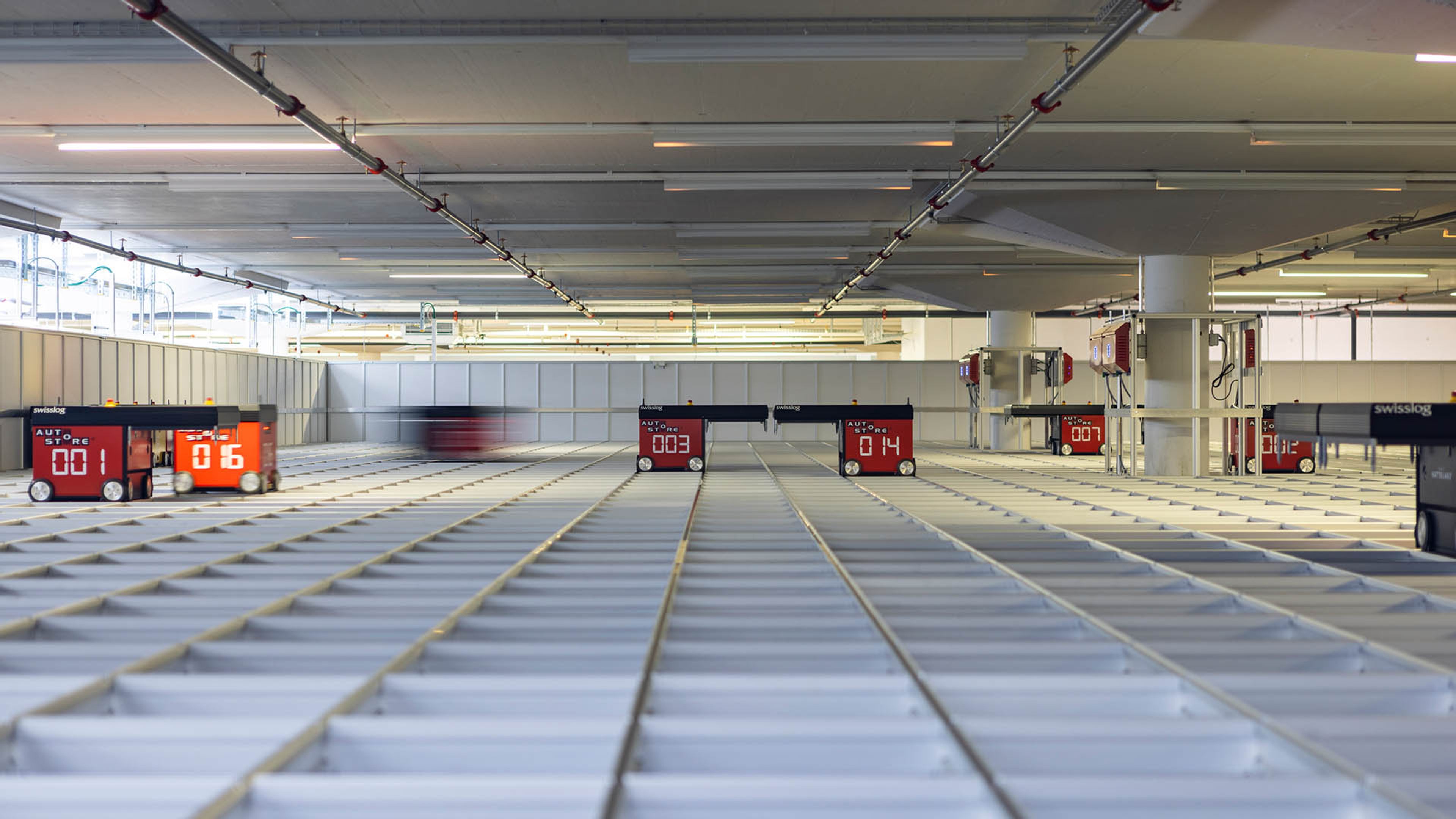 Roboter transportieren Waren auf dem Lagergerüst des Logistikzentrums Villmergen.