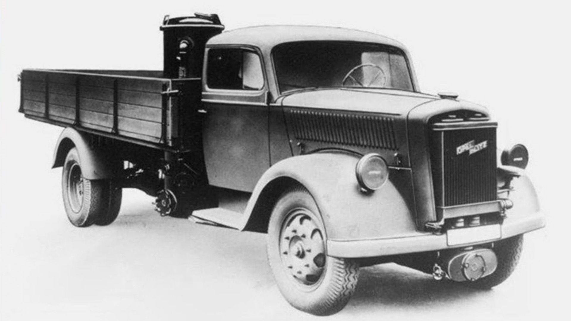 Black-and-white photograph of a historic truck, as it was once used for freight transport.