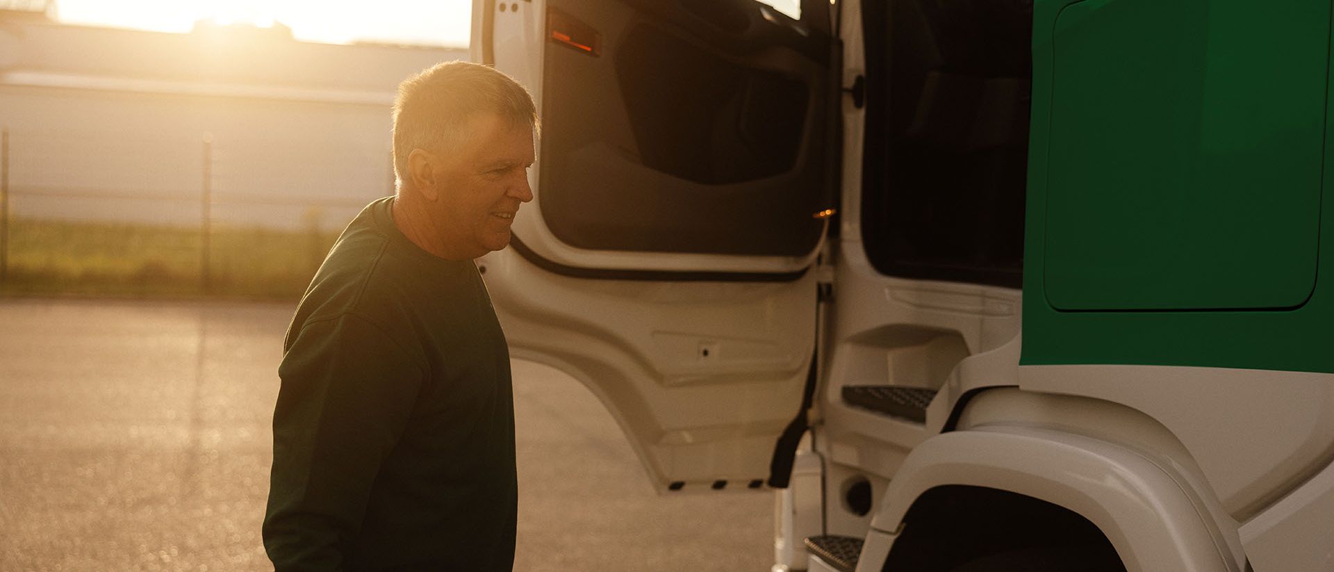 Ein Swiss Post Cargo Fahrer schliesst die Tür eines LKW.