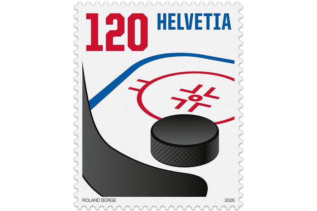 Briefmarke mit der Aufschrift „120 HELVETIA“ (2026). Stilisiertes Eishockeymotiv mit schwarzem Puck vor einem Torraum, geschwungene blaue und rote Linien im Hintergrund, unten signiert „Roland Bürge“.