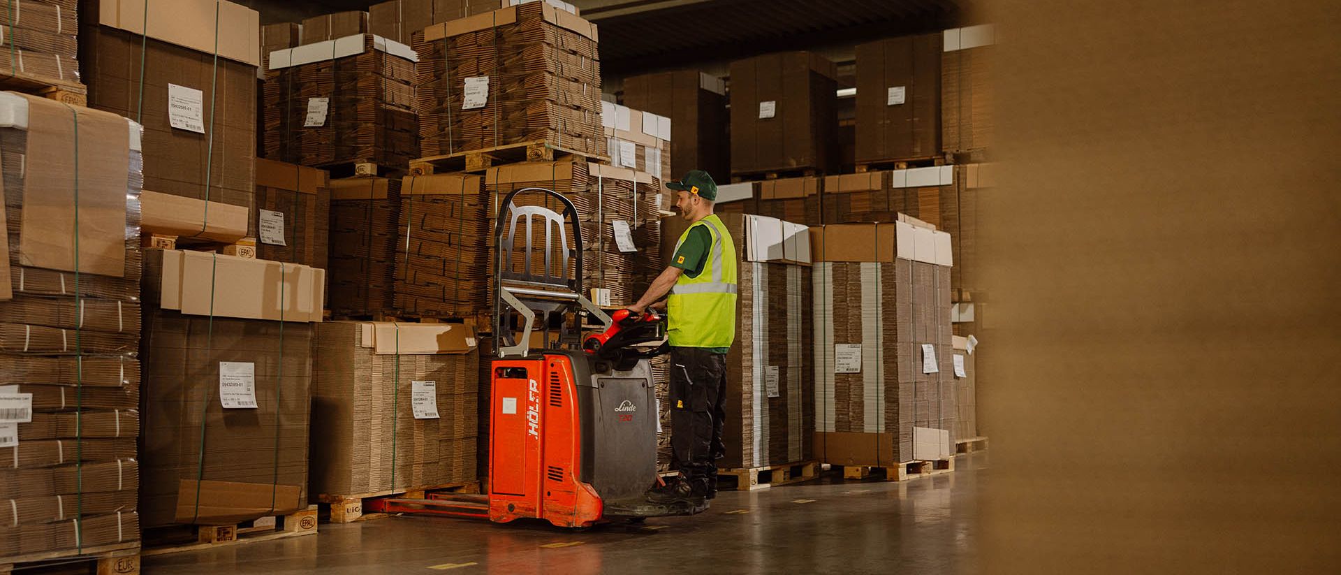 Lagerarbeiter bewegt Paletten im Lager