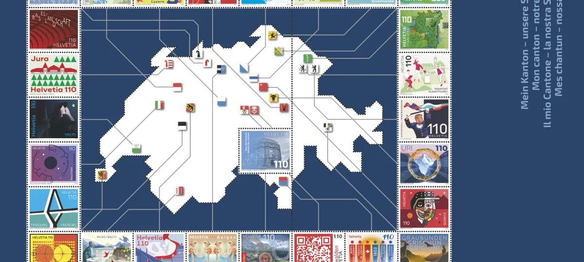 Schweizer Briefmarkenbogen mit einer Karte der Schweiz in der Mitte, auf der die Kantonswappen dargestellt sind. Rund um die Karte sind verschiedene farbige Briefmarken mit Motiven aus den Kantonen angeordnet. Rechts steht der Text: ‚Mein Kanton – unsere Schweiz‘ in vier Sprachen.