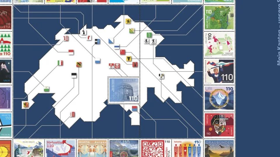 Schweizer Briefmarkenbogen mit einer Karte der Schweiz in der Mitte, auf der die Kantonswappen dargestellt sind. Rund um die Karte sind verschiedene farbige Briefmarken mit Motiven aus den Kantonen angeordnet. Rechts steht der Text: ‚Mein Kanton – unsere Schweiz‘ in vier Sprachen.