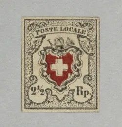 Historische Schweizer Briefmarke mit der Aufschrift ‚Poste Locale‘. In der Mitte befindet sich ein rotes Wappenschild mit weissem Kreuz, umgeben von einer dekorativen Umrandung. Unten steht der Wert ‚2½ Rp.‘.
