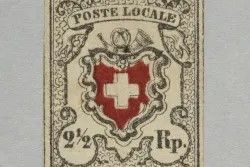 Historische Schweizer Briefmarke mit der Aufschrift ‚Poste Locale‘. In der Mitte befindet sich ein rotes Wappenschild mit weissem Kreuz, umgeben von einer dekorativen Umrandung. Unten steht der Wert ‚2½ Rp.‘.
