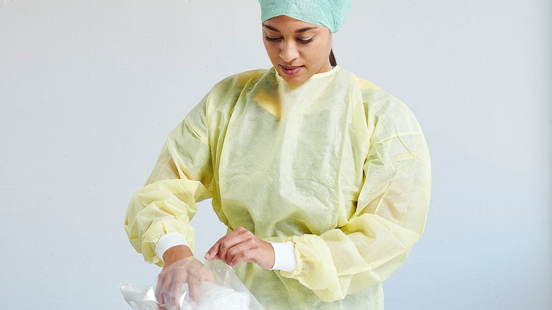 Swiss Post Cargo Mitarbeiterin kommissioniert Pharma-Artikel.