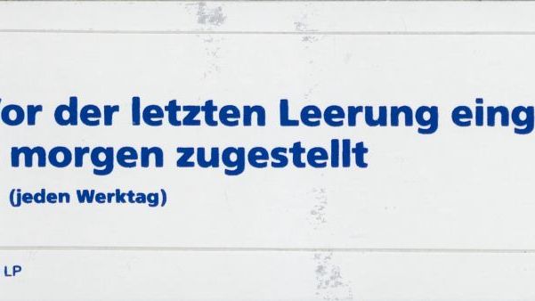 «Vor der letzten Leerung eingeworfen – morgen zugestellt». Mit diesem Aufkleber konnten PTT-Kundinnen und Kunden ihre A-Post kennzeichnen.