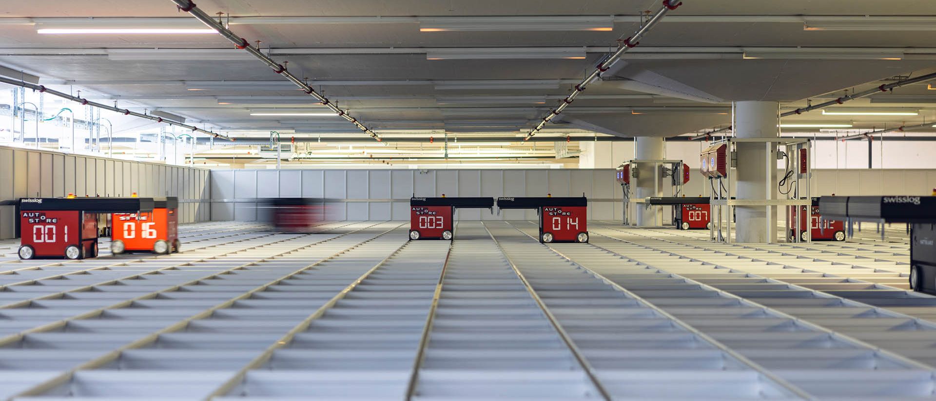 Robots transport goods on the storage rack of the Villmergen logistics center.