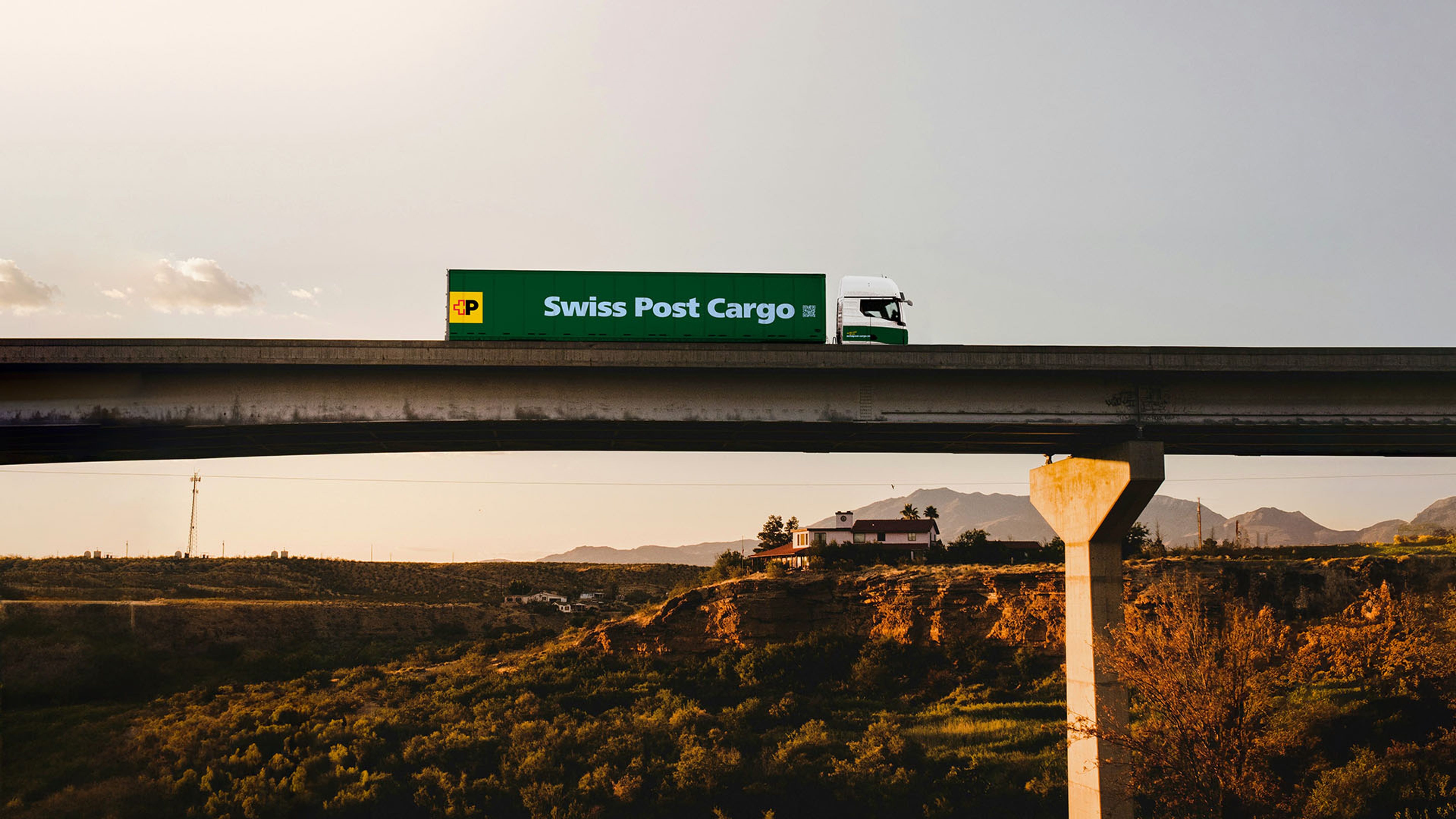 Swiss Post Cargo Lastwagen auf einer Brücke
