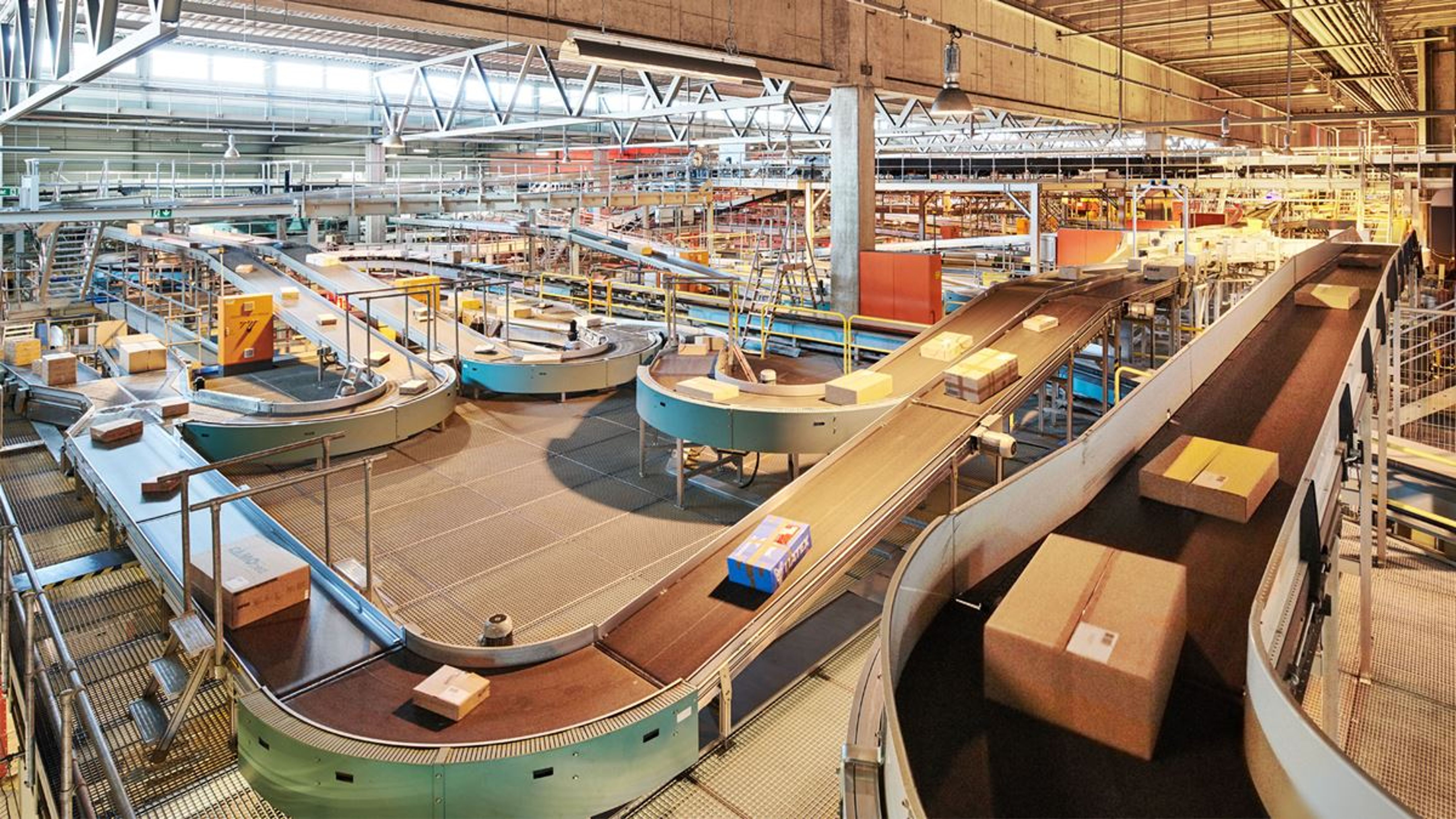 Parcels on a conveyor system in the parcel center