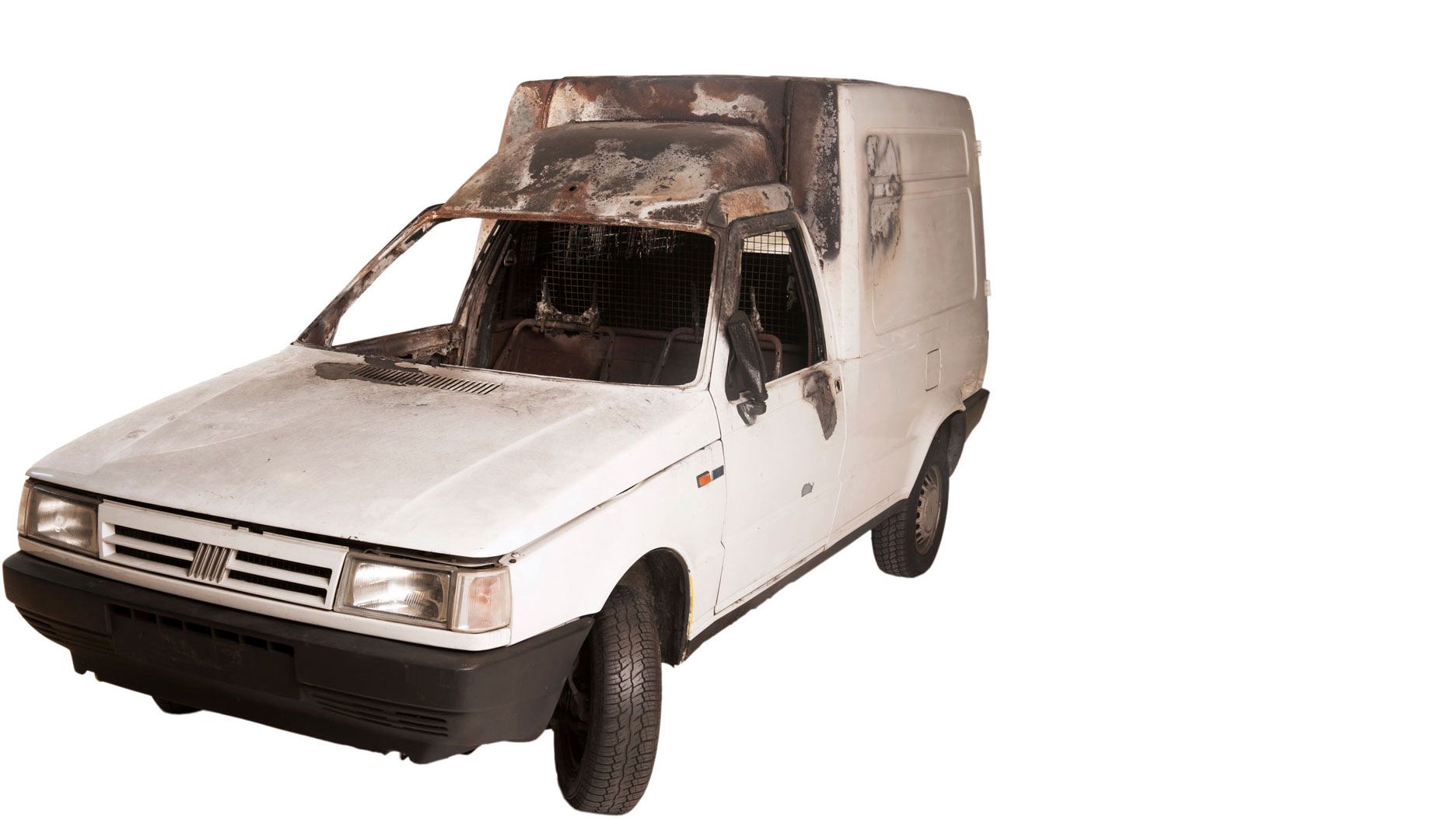 Véhicule de livraison Fiat Fiorino 1.6 en partie brûlé, véhicule de fuite lors du braquage de la poste de Fraumünster. Source: musée de la communication