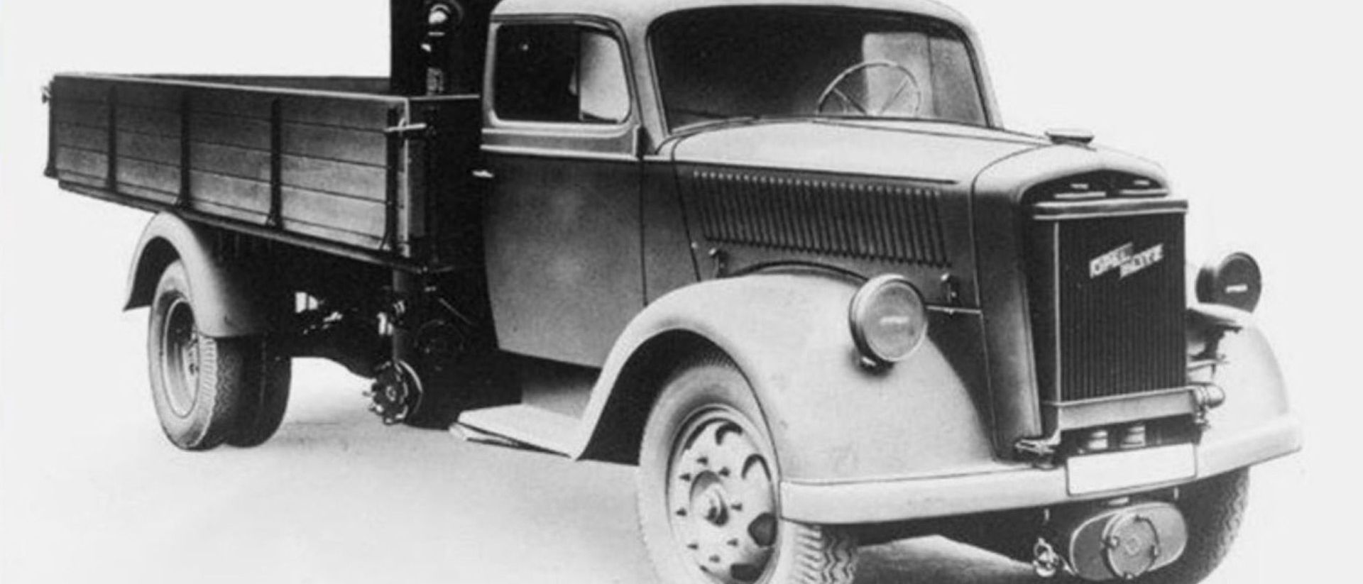 Black-and-white photograph of a historic truck, as it was once used for freight transport.
