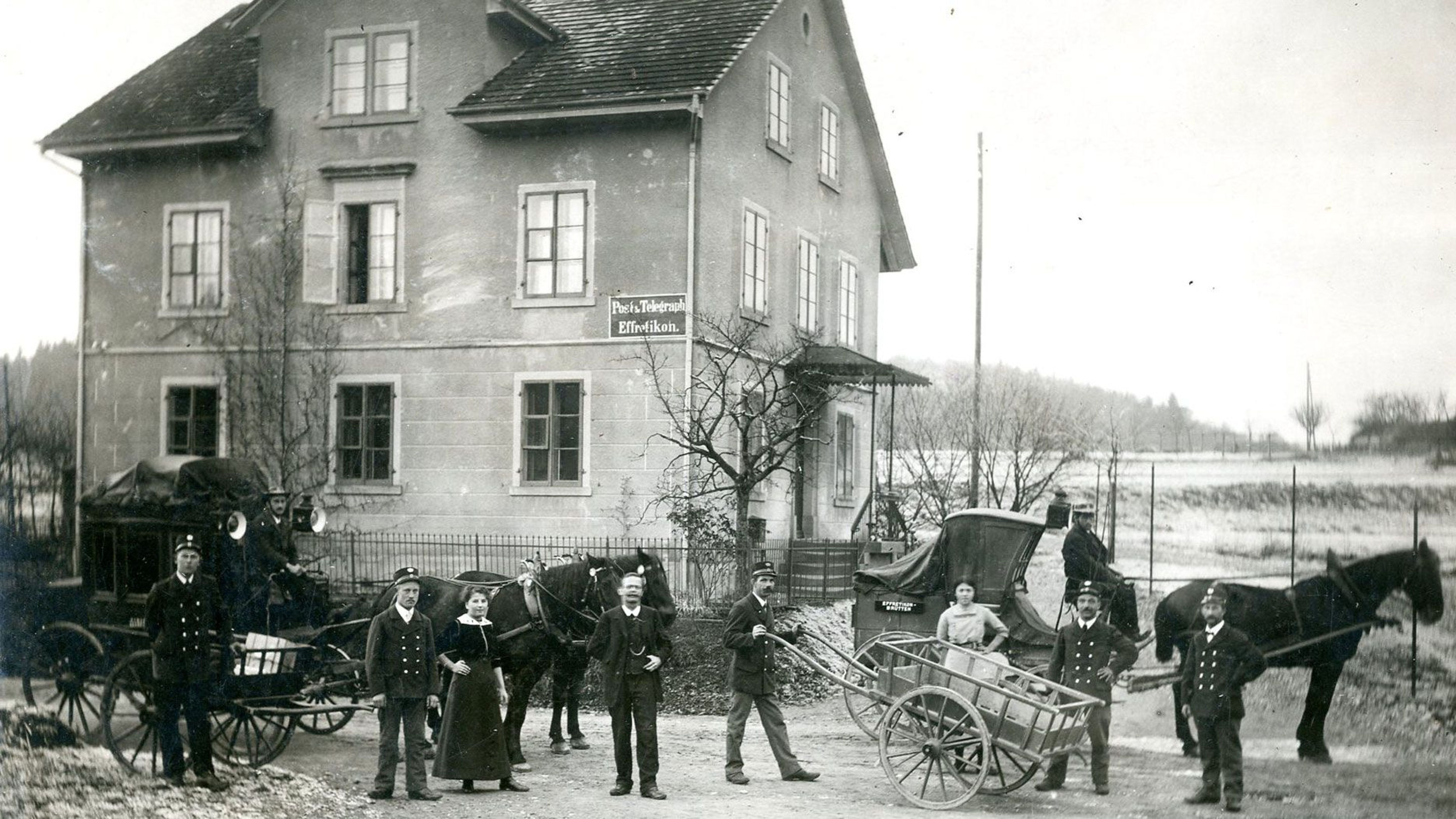 Diligences postales et collaborateurs devant l’office de poste d’Effretikon à la fin du XIXe siècle. Source: archives des PTT