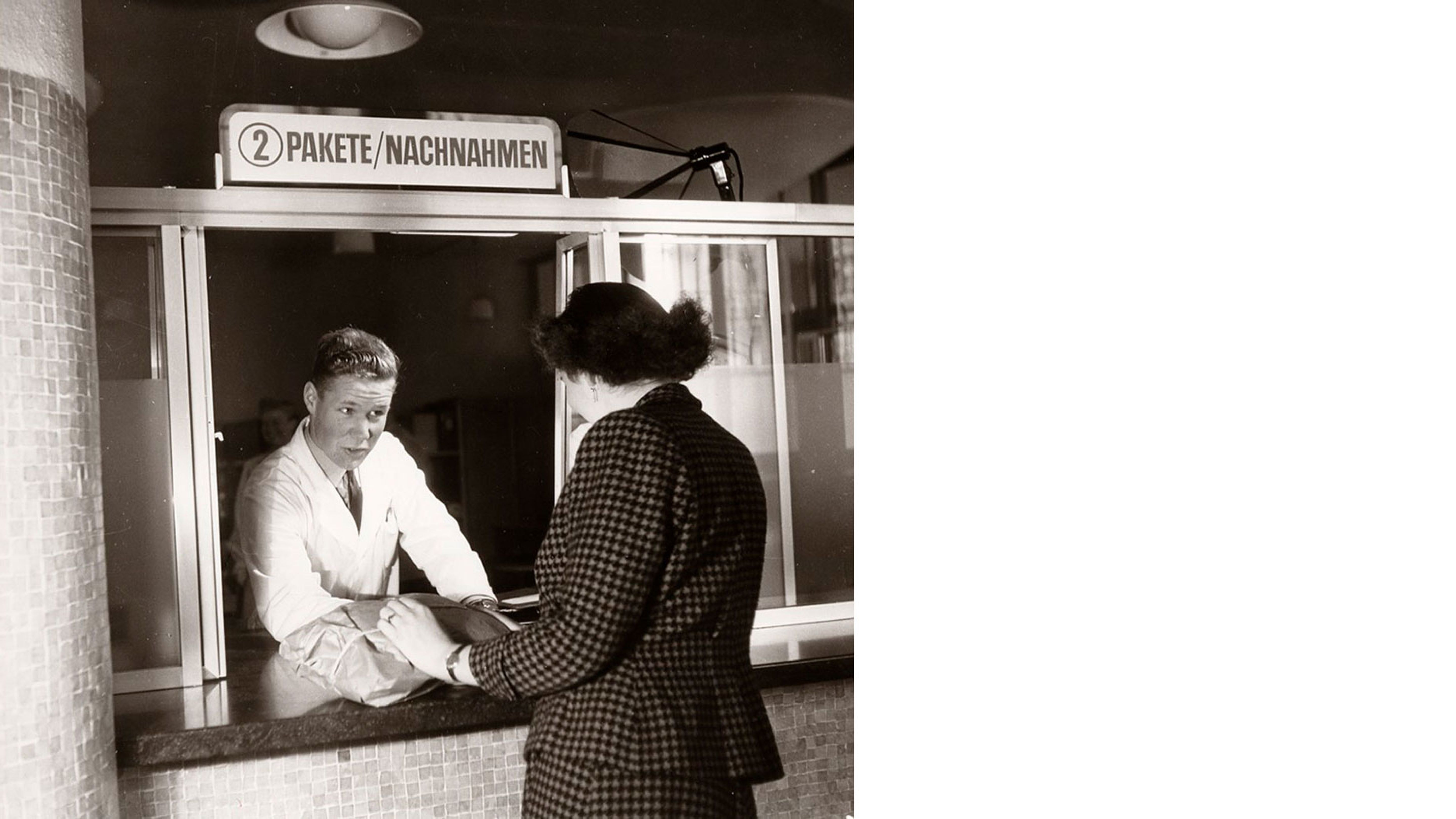 Un fonctionnaire au guichet des colis vers 1955.