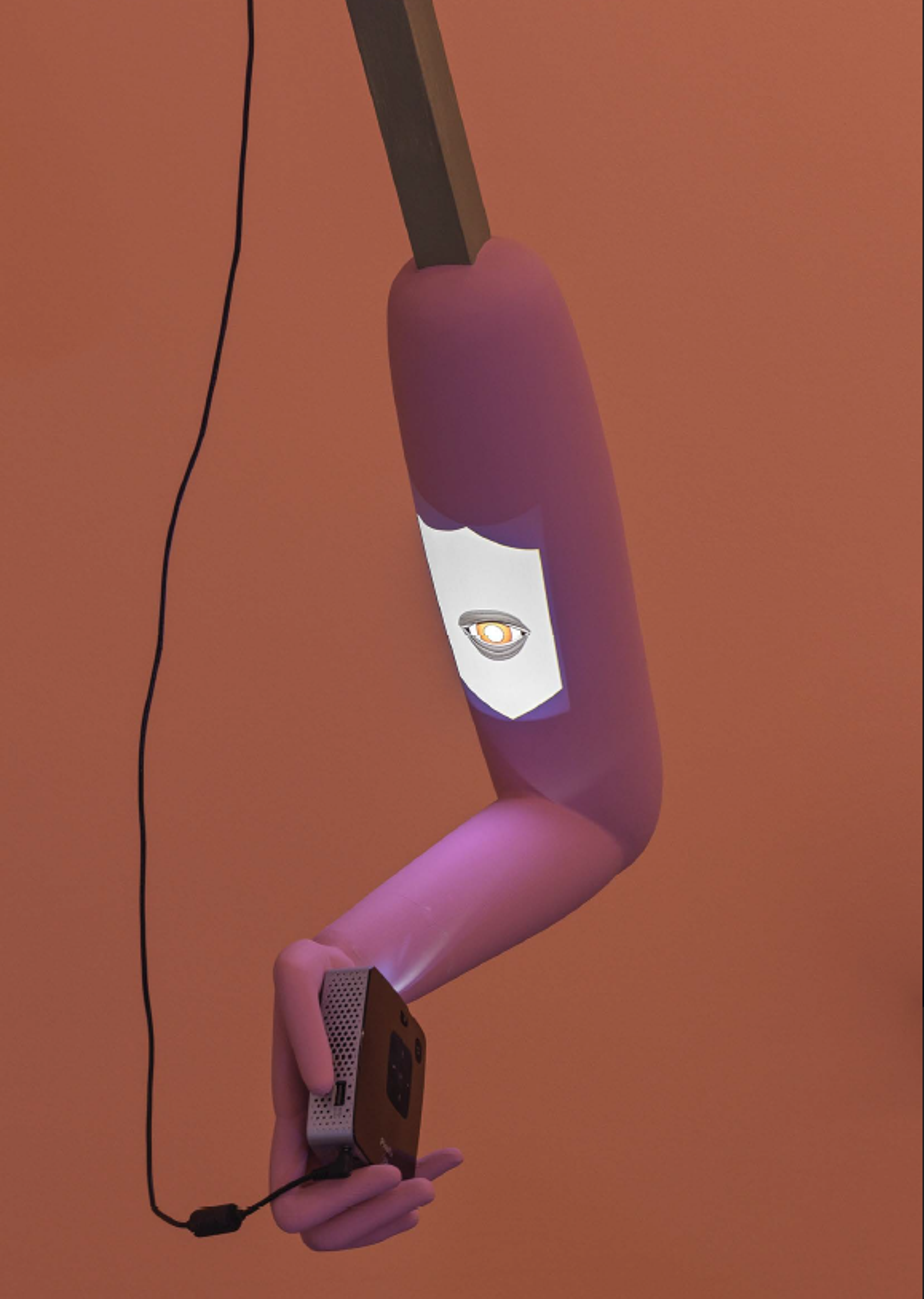 Ein lila künstlicher Arm hält ein Projektorgerät vor einem braunen Hintergrund.