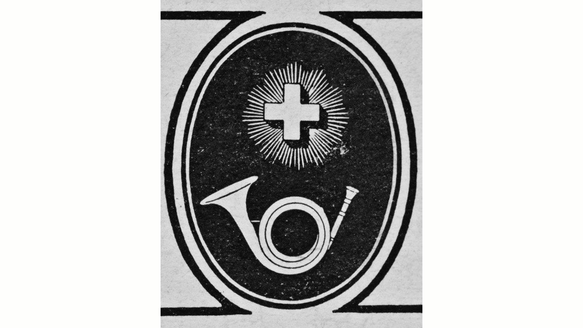 Un emblème en noir et blanc, entouré d’un cadre ovale, représente une croix blanche sur un fond irradiant de rayons. En dessous se trouve un cor postal stylisé au tube courbé. L’ensemble est contenu dans un double contour ovale.
