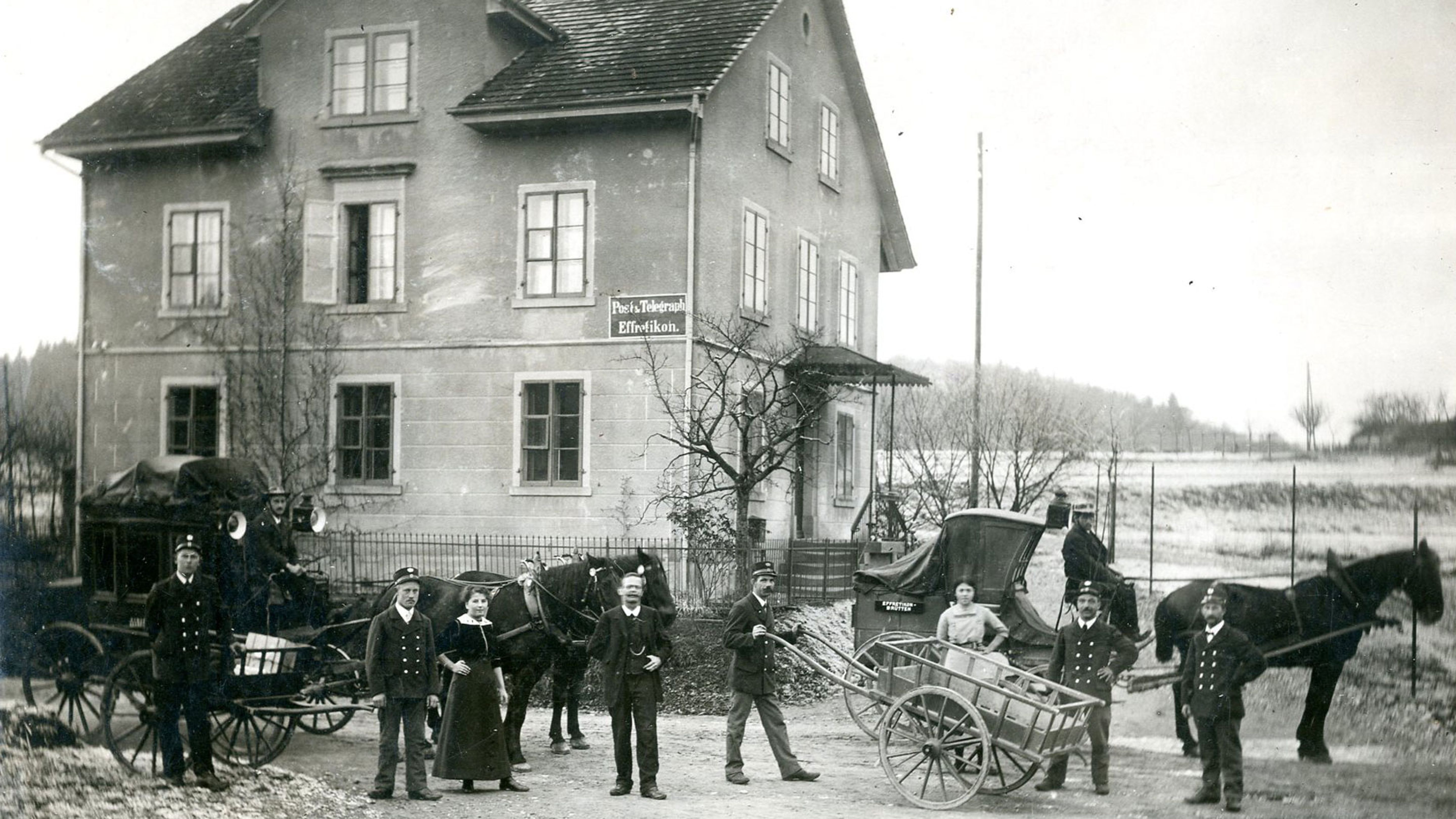 Diligences postales et collaborateurs devant l’office de poste d’Effretikon à la fin du XIXe siècle. Source: archives des PTT