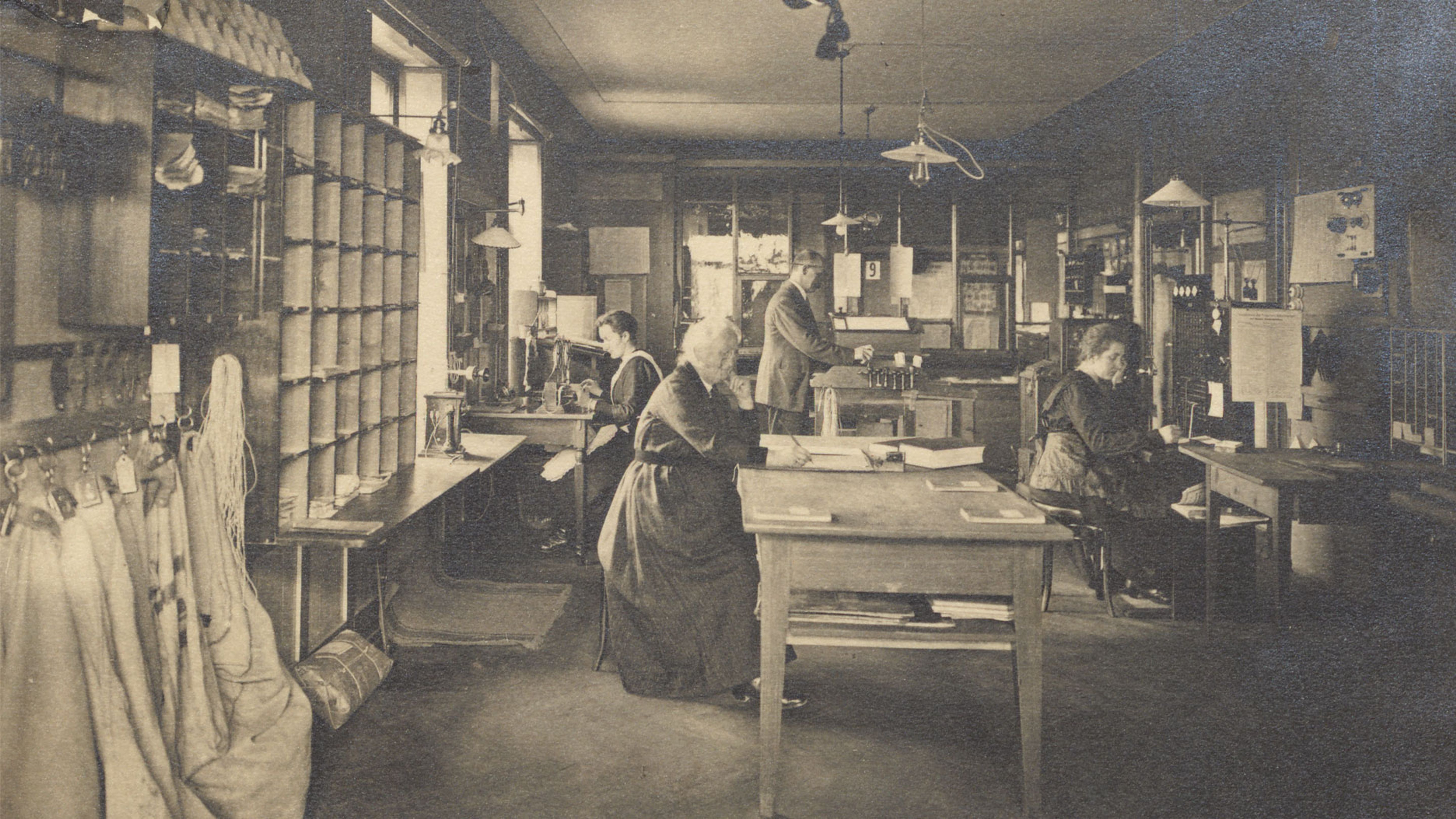Probablement un couple de buralistes postaux et deux employées du bureau de poste de Hombrechtikon, vers 1910. Source: Archives des PTT