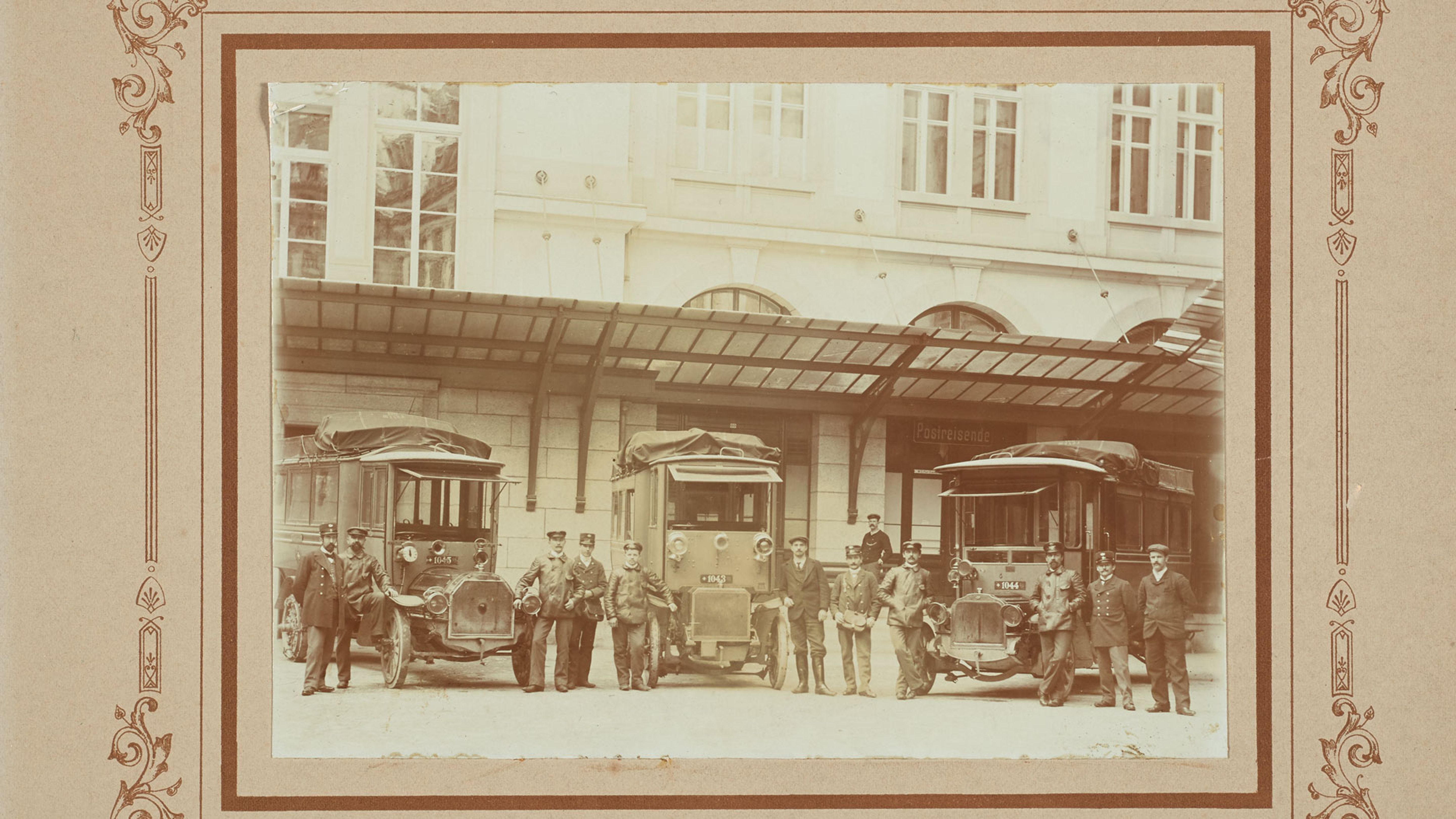 La première génération de cars postaux dans la cour de la poste principale de Berne en 1906. Source: musée de la communication