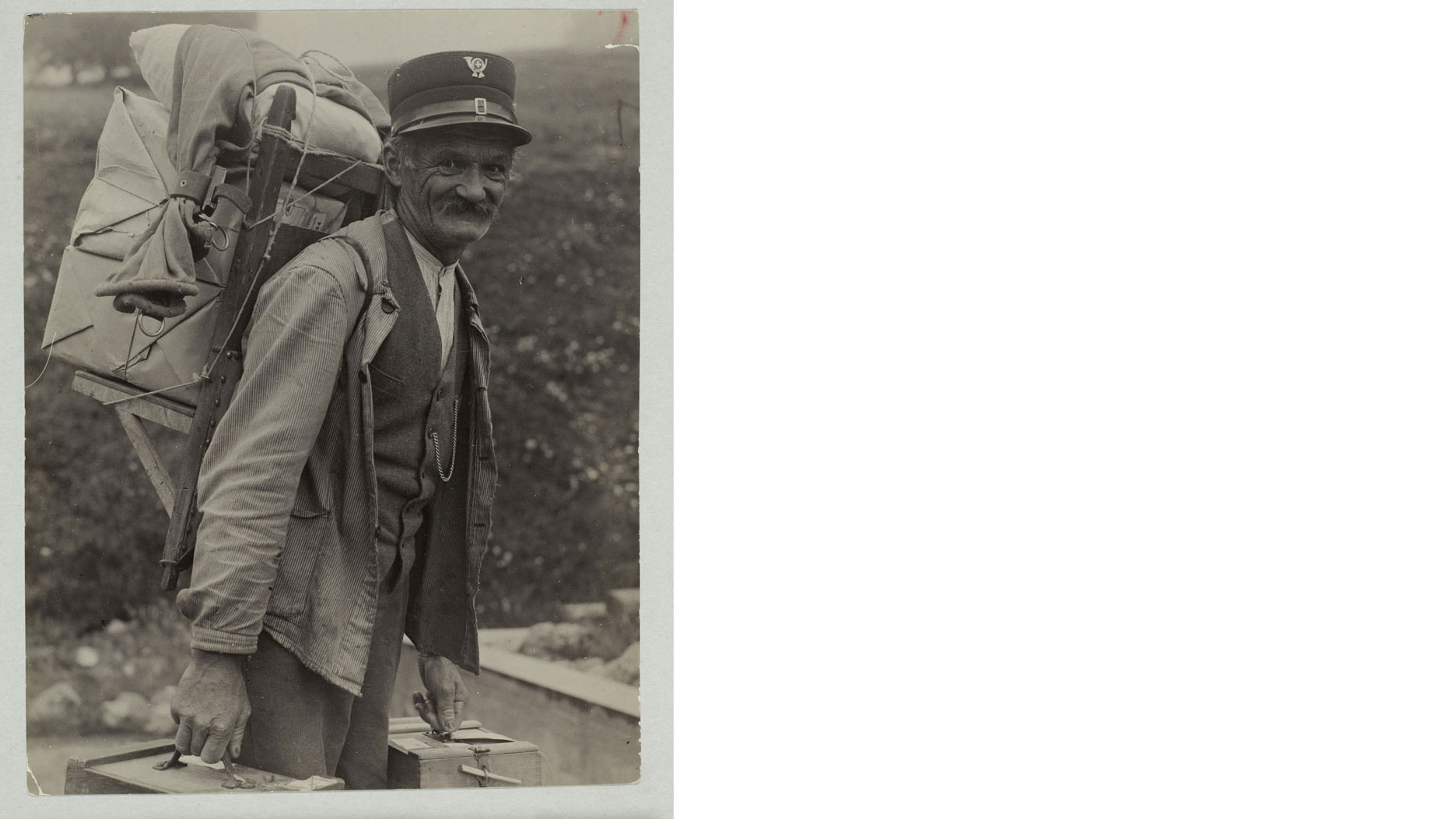 Un facteur dans les montagnes, Schanfigg, 1931. Source: Hermann Stauder (photographe) / Musée de la communication