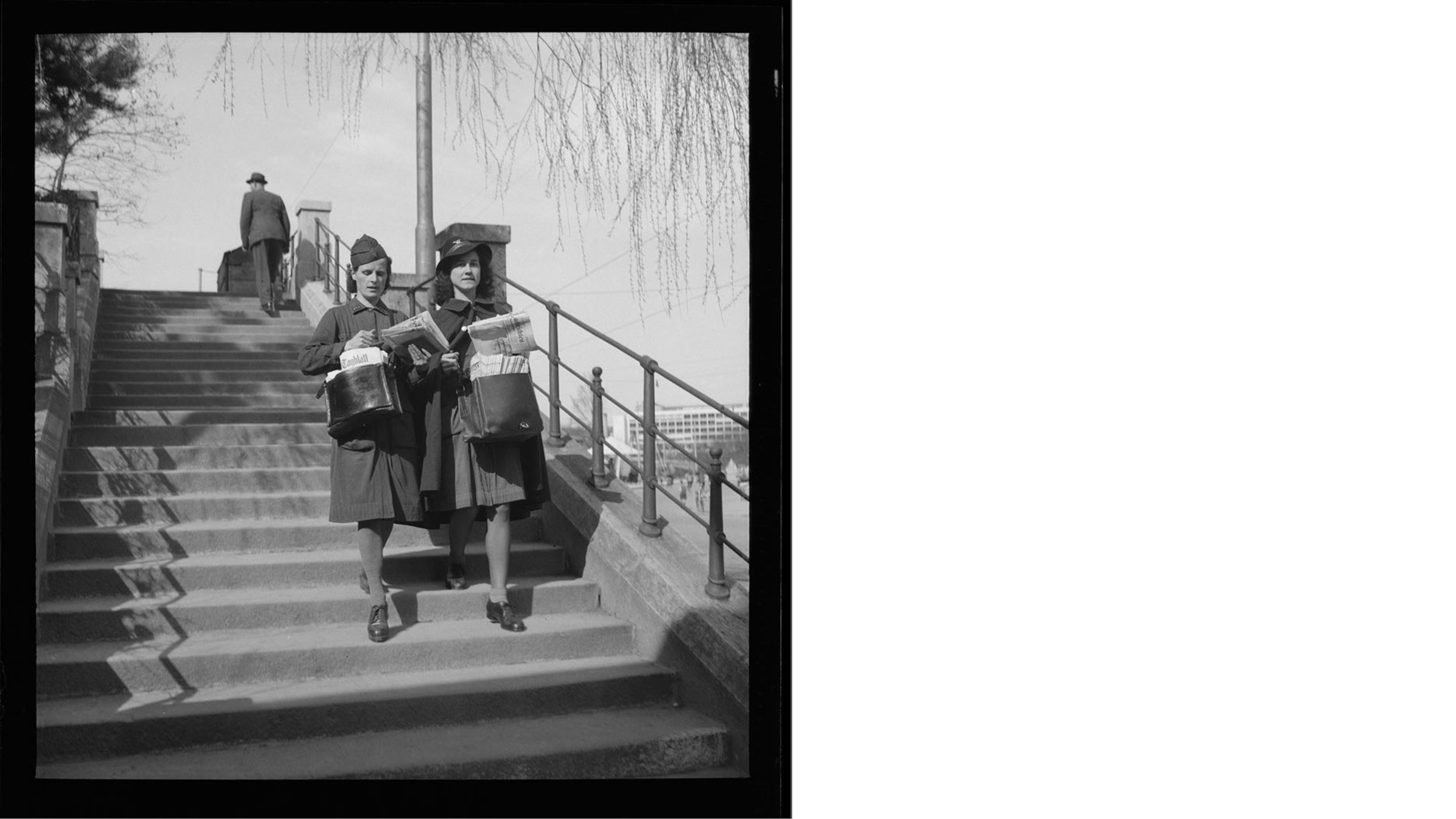Deux factrices à Berne, en 1945, lors de la mobilisation pendant la Deuxième Guerre mondiale. Source: Musée de la communication