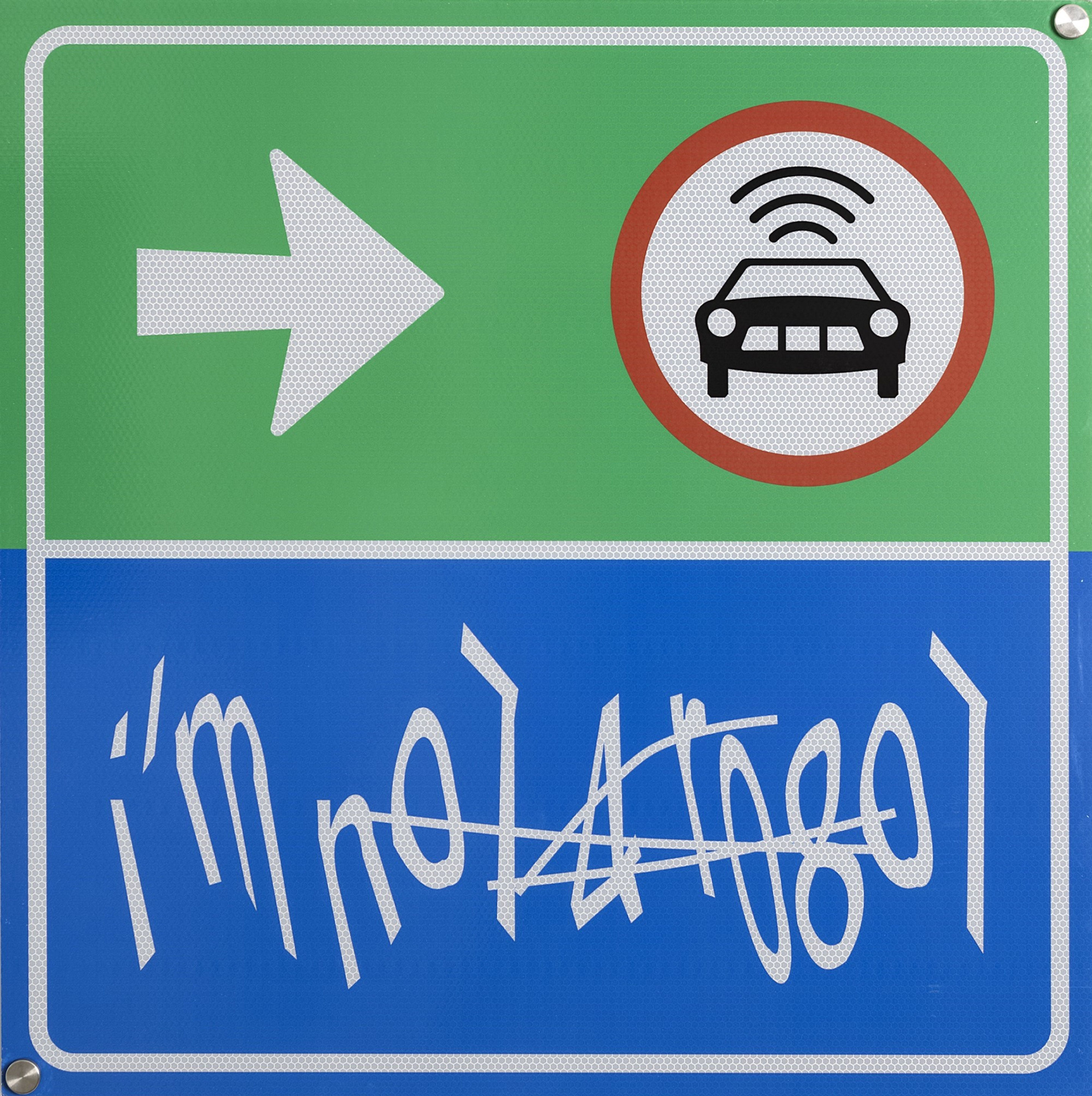 Ein Schild mit Pfeil und Autosymbol auf grünem Hintergrund, durchgestrichene Schrift auf blauem Teil.