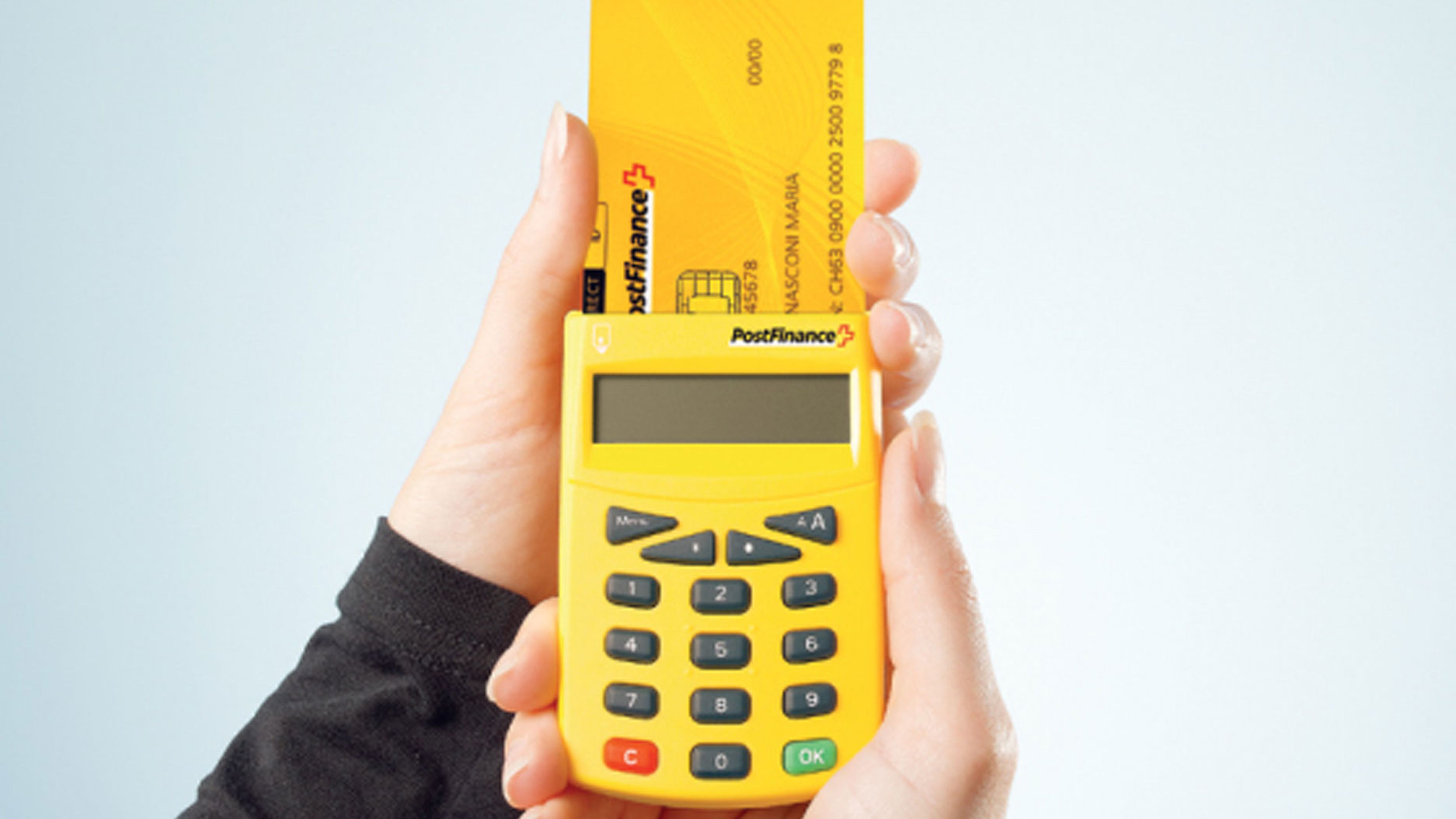 La carte PostFinance est insérée dans le lecteur de carte.