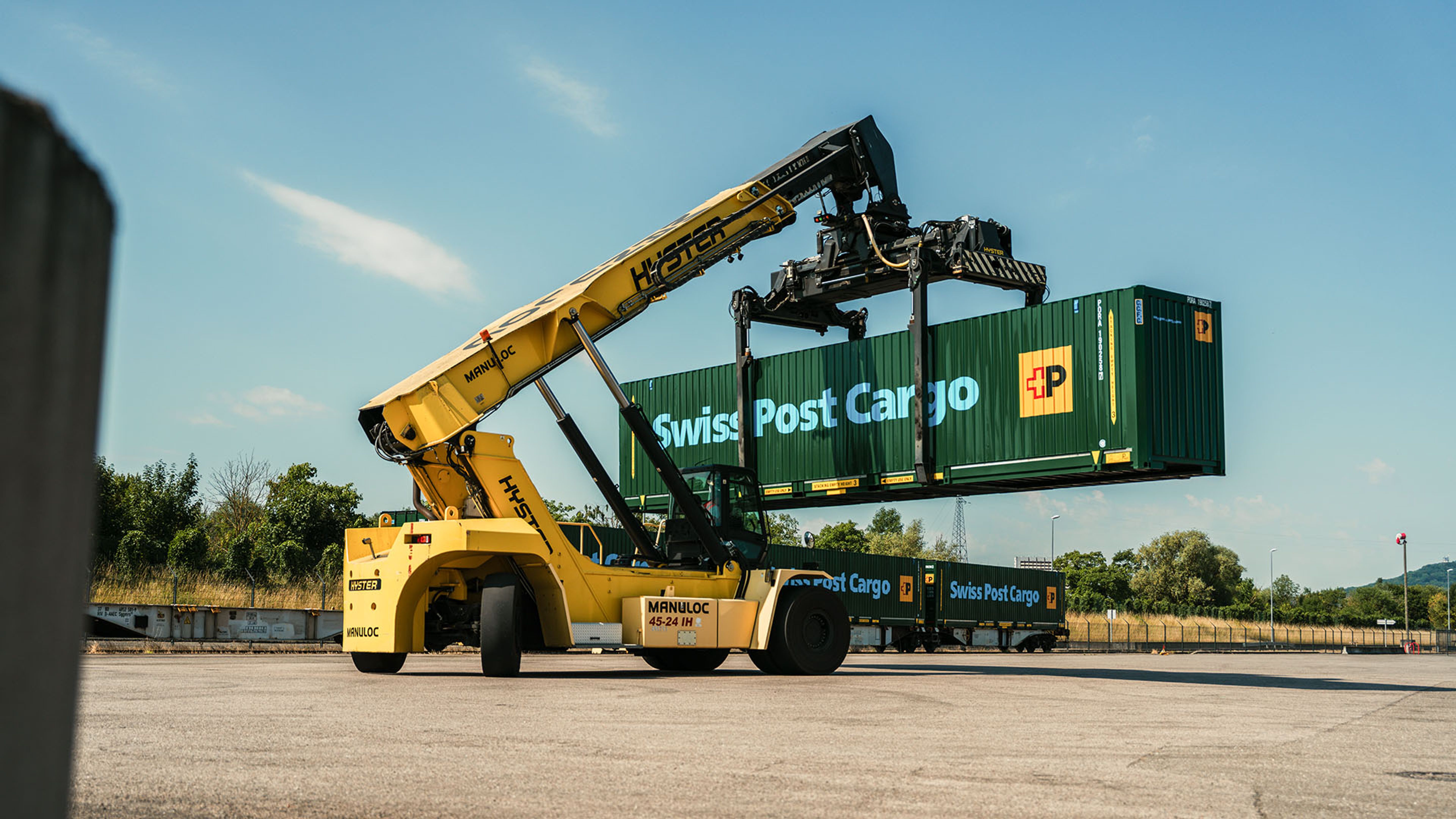 Kran hebt Swiss Post Cargo Container hoch