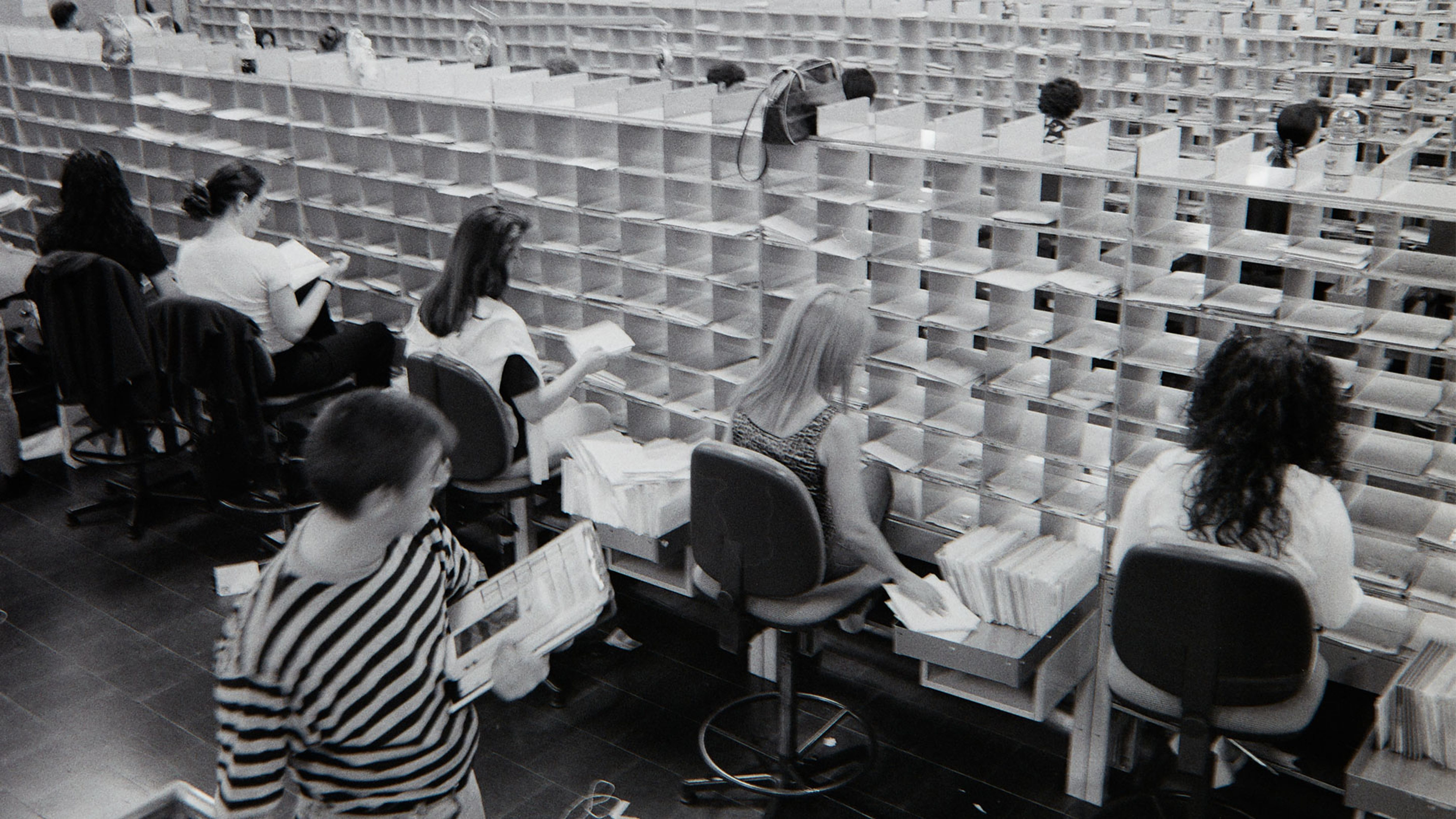 Des collaborateurs trient les envois dans le bâtiment postal de Zurich Sihlpost. Source: michael Freisager (photographe) / Musée de la communication