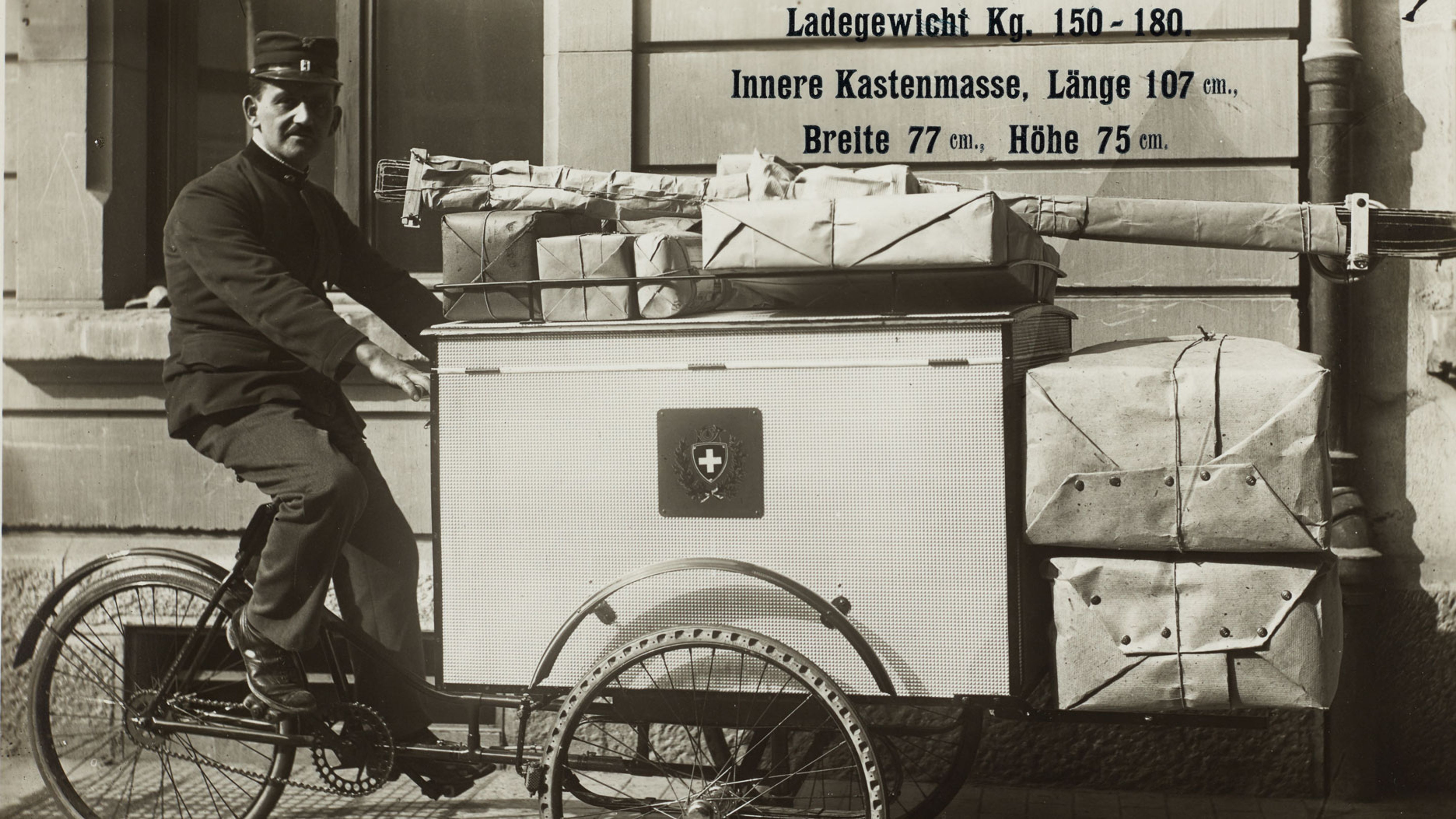 Facteur avec un tricycle chargé à ras bord à Ittenthal AG en 1923. Source: musée de la communication
