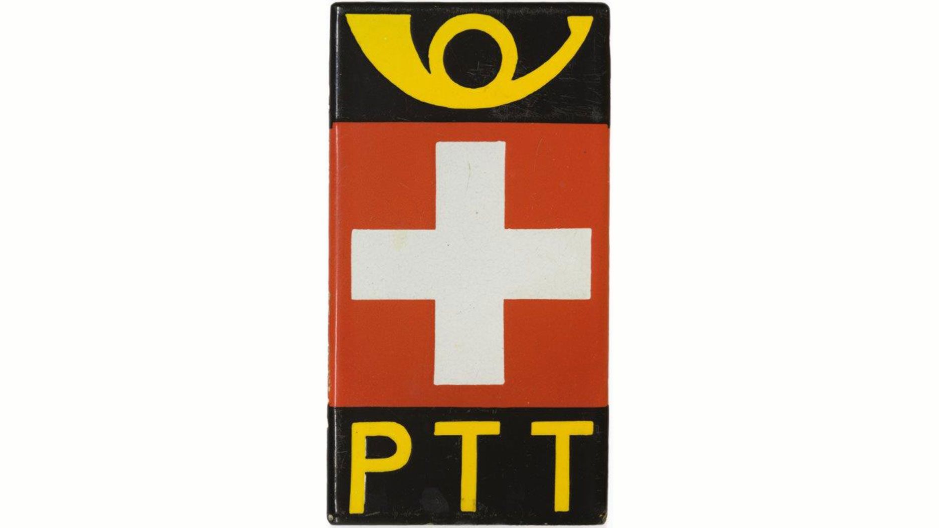 Un emblème rectangulaire présente en haut un cor postal stylisé jaune sur fond noir. En dessous se trouve un panneau rouge avec une croix blanche. Dans la partie inférieure, les lettres « PTT » apparaissent en jaune sur fond noir. L’ensemble est composé de formes simples et bien définies.