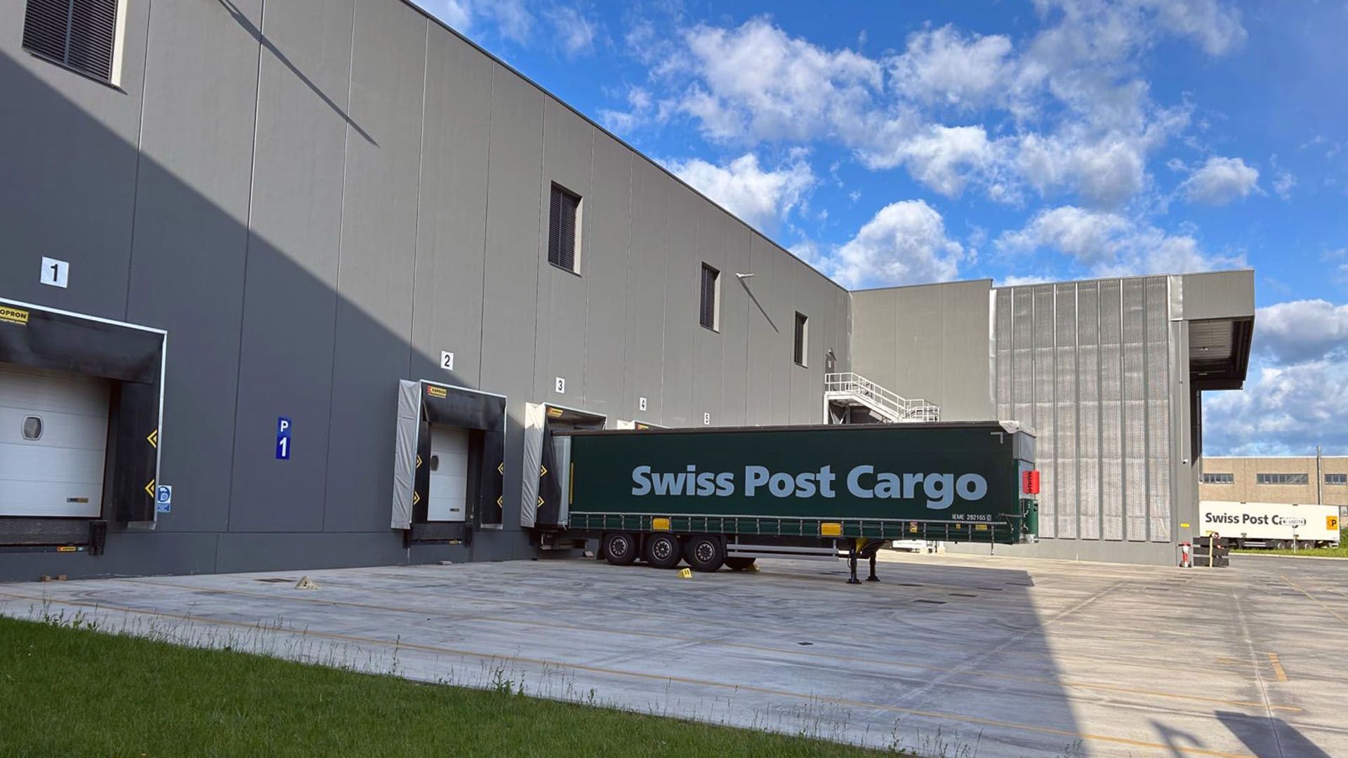 Rimorchio Swiss Post Cargo davanti al sedile Lemoni.