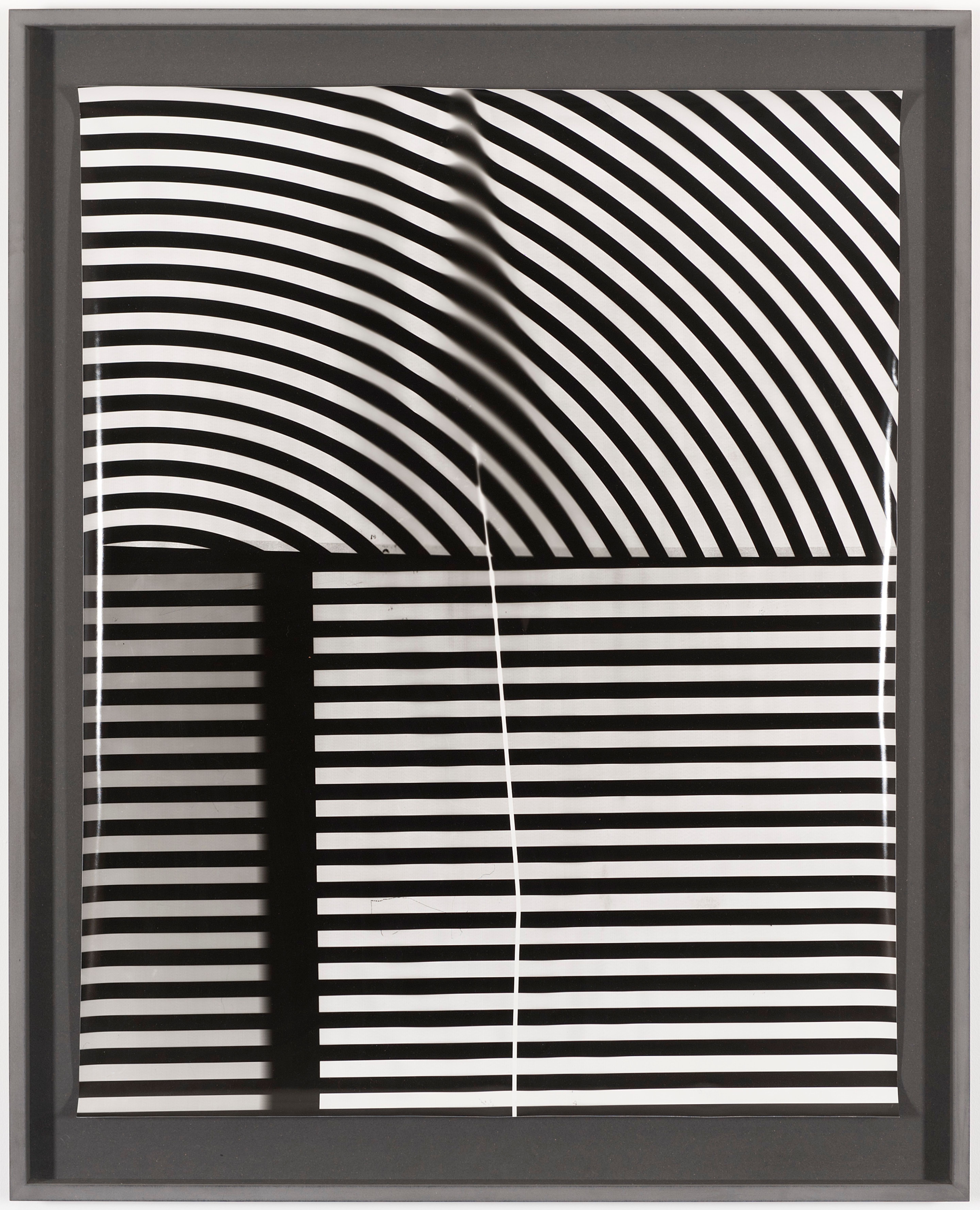 Kunstwerk mit schwarzen und weissen Linien in geometrischem Muster.