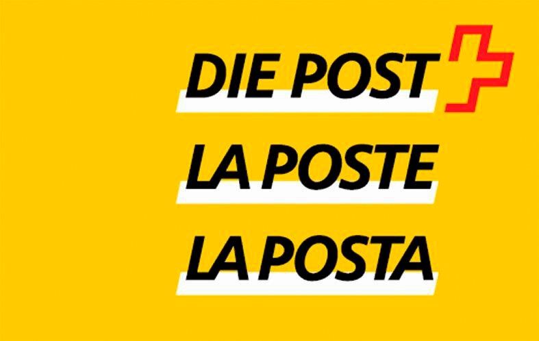 Un fond jaune présente trois inscriptions en noir : « DIE POST », « LA POSTE » et « LA POSTA », chacune soulignée d’un trait blanc. À droite du texte « DIE POST » se trouve un symbole en forme de croix angulaire rouge.