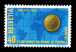 Timbre suisse pour la Coupe du Monde de football 1954. Le timbre montre un ballon doré sur une carte du monde bleue. Texte : ‘1904 FIFA 1954’, ‘Helvetia’, ‘40’ et ‘Championnat du Monde de Football en Suisse’.