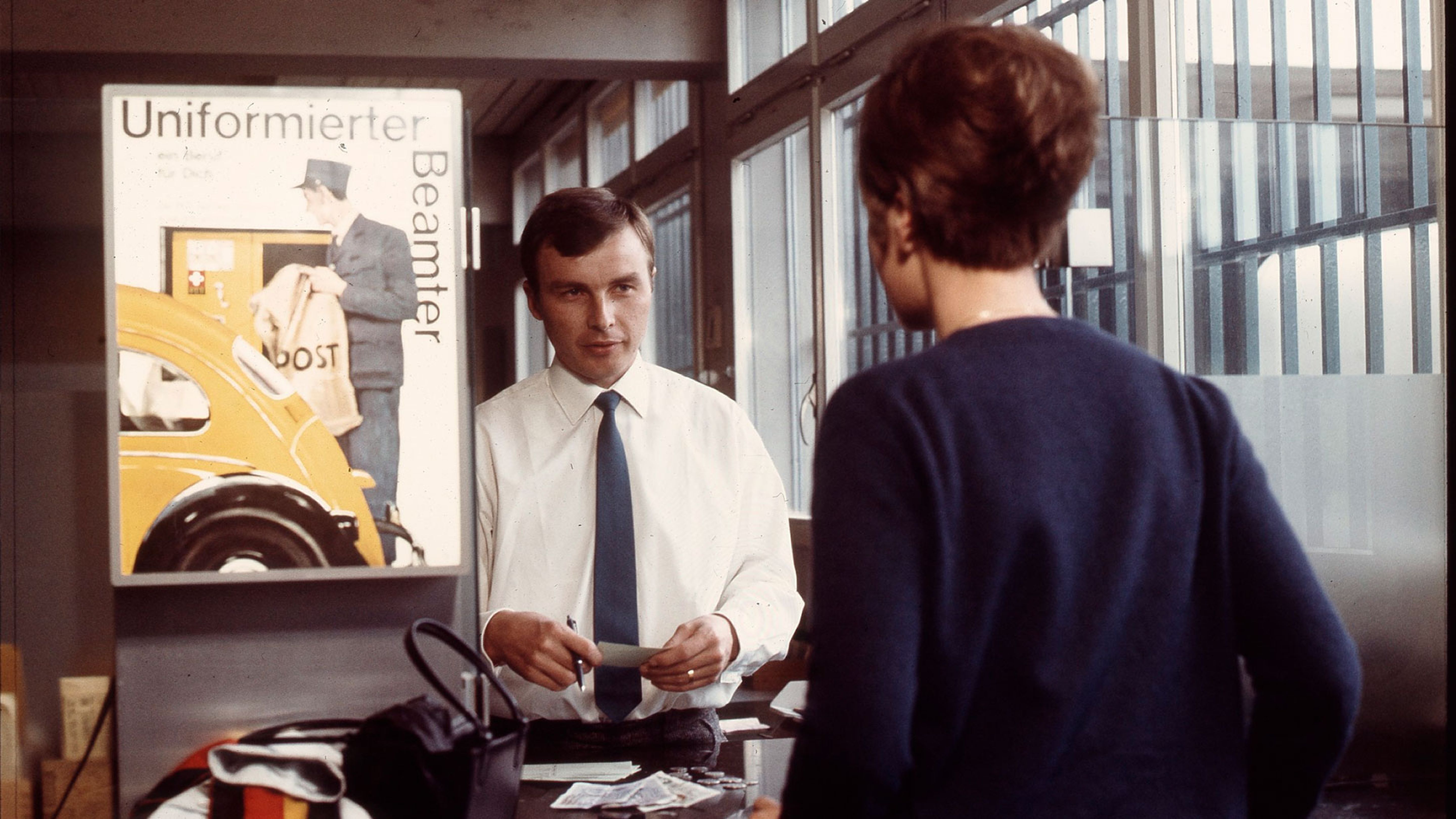 Guichet des paiements, en 1969. Photo: Walter Studer. Source: Musée de la communication