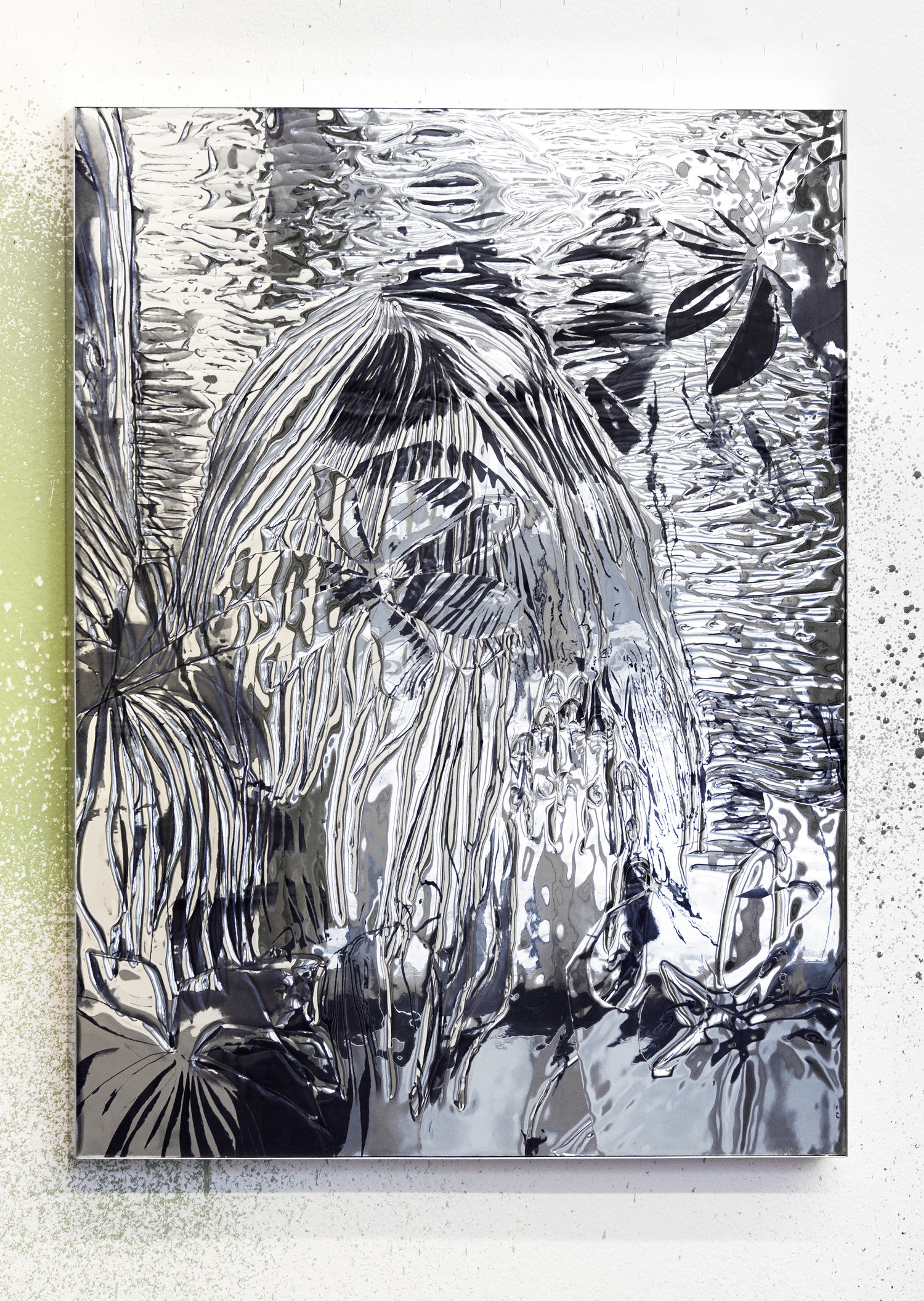 Ein glänzendes Metallstück mit reflektierten, abstrakten pflanzenartigen Formen.