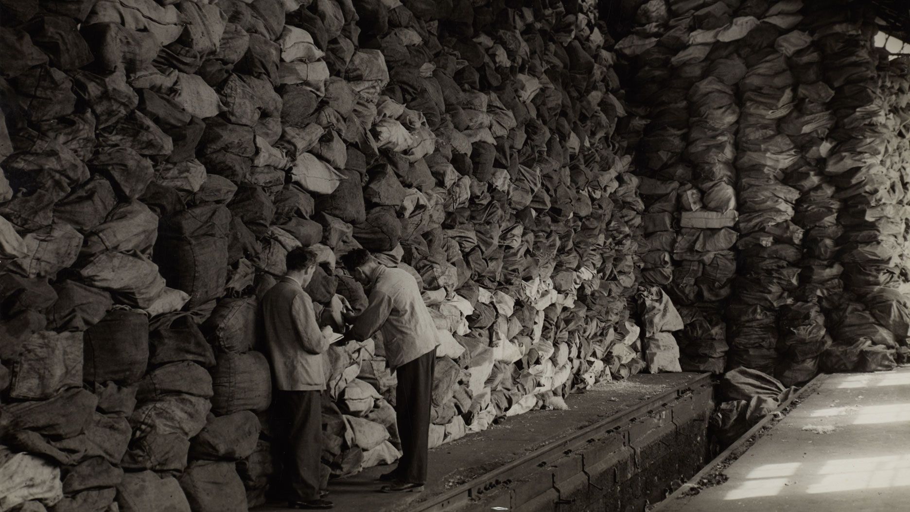 Kriegsgefangenenpost in Basel, aufgetürmte Postsäcke für die Weiterbeförderung, ca. 1945. Quelle: Robert Spreng (Fotograf) / Museum für Kommunikation