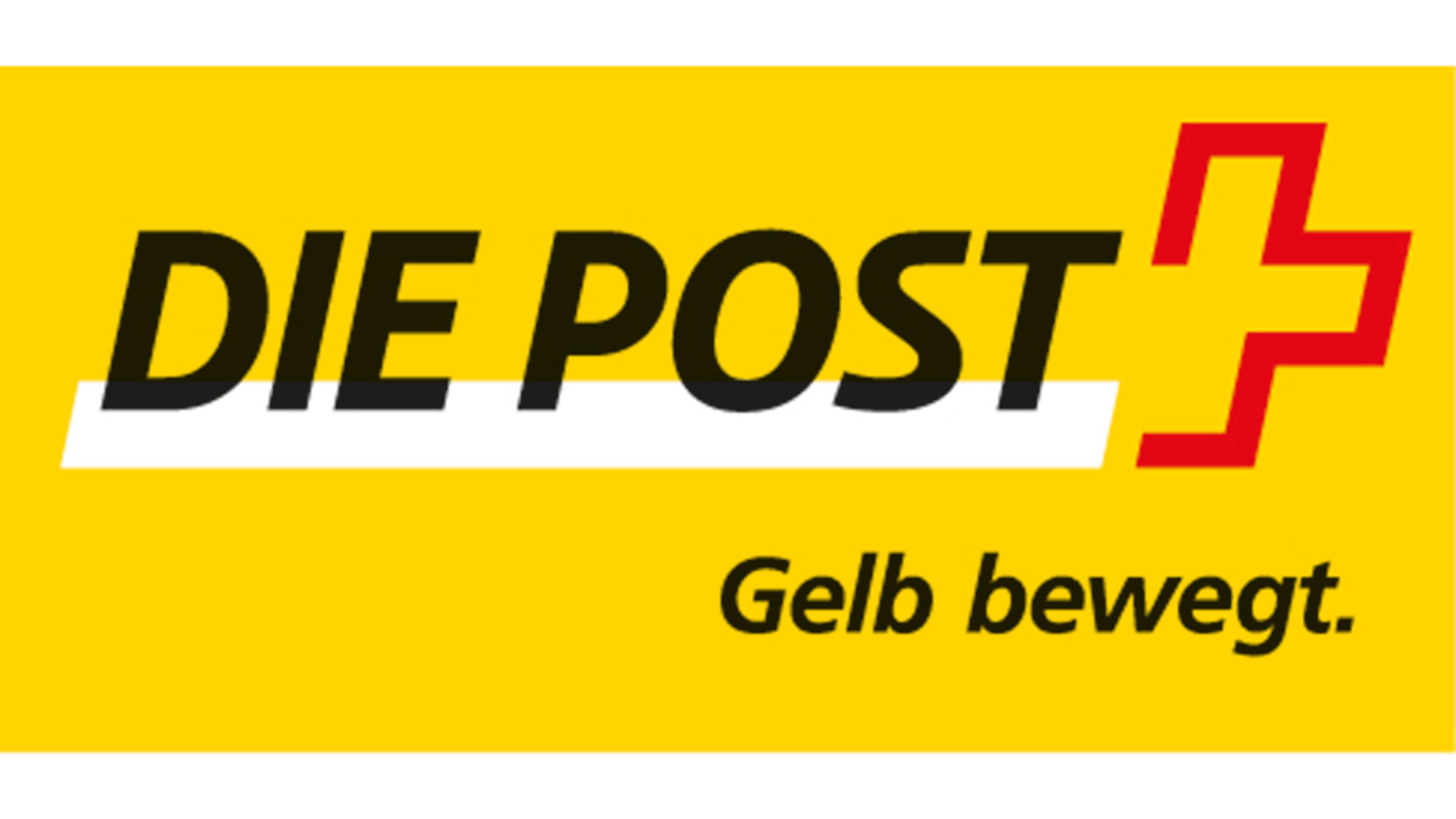 Ein gelber Hintergrund zeigt den schwarzen Schriftzug „DIE POST“, der auf einem schrägen weissen Unterstrich platziert ist. Rechts daneben befindet sich ein rotes, kantig gezeichnetes Kreuzsymbol. Unterhalb steht in kleinerer schwarzer Schrift der Slogan „Gelb bewegt.“