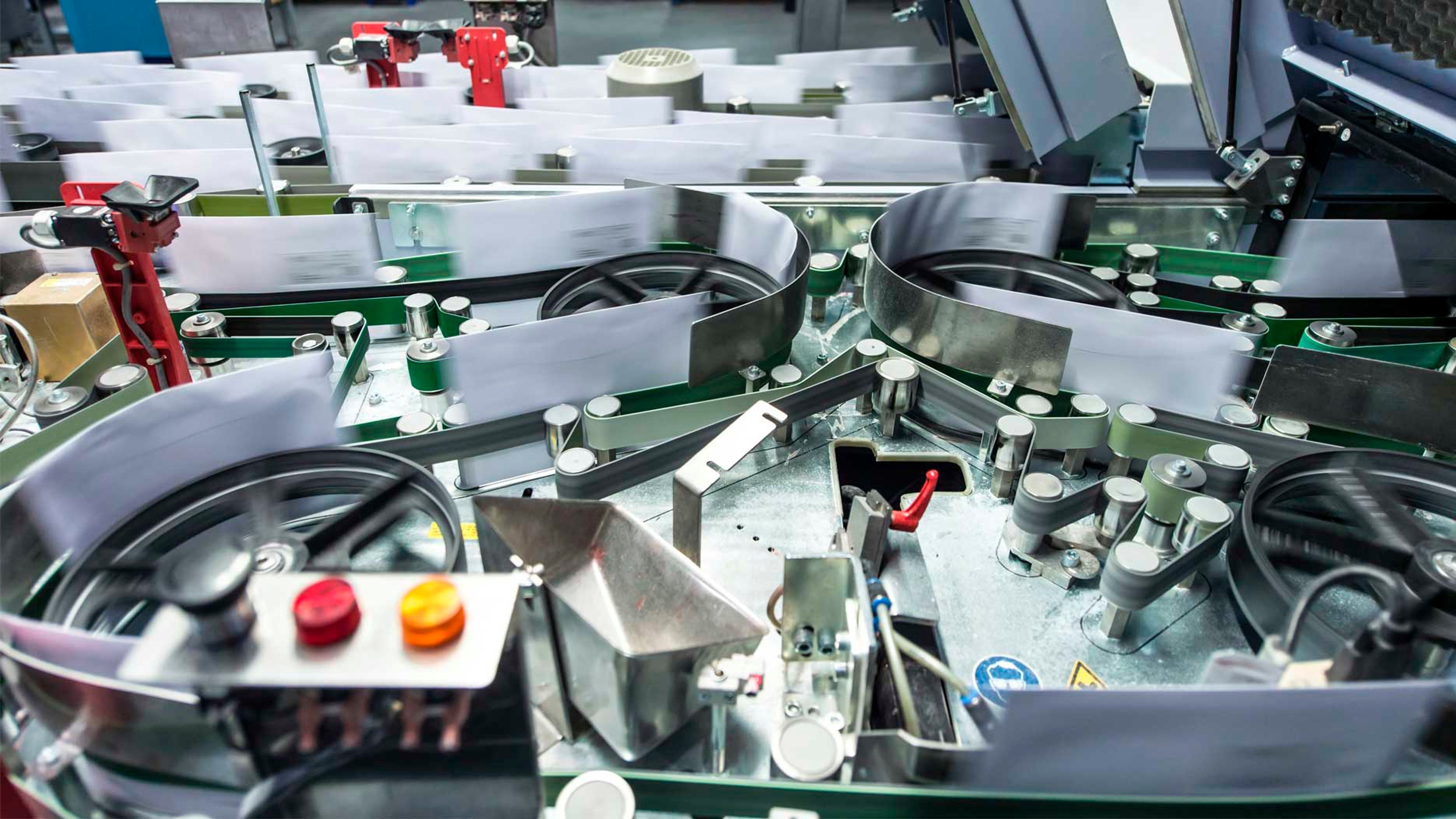 Briefe durchlaufen eine Briefsortiermaschine