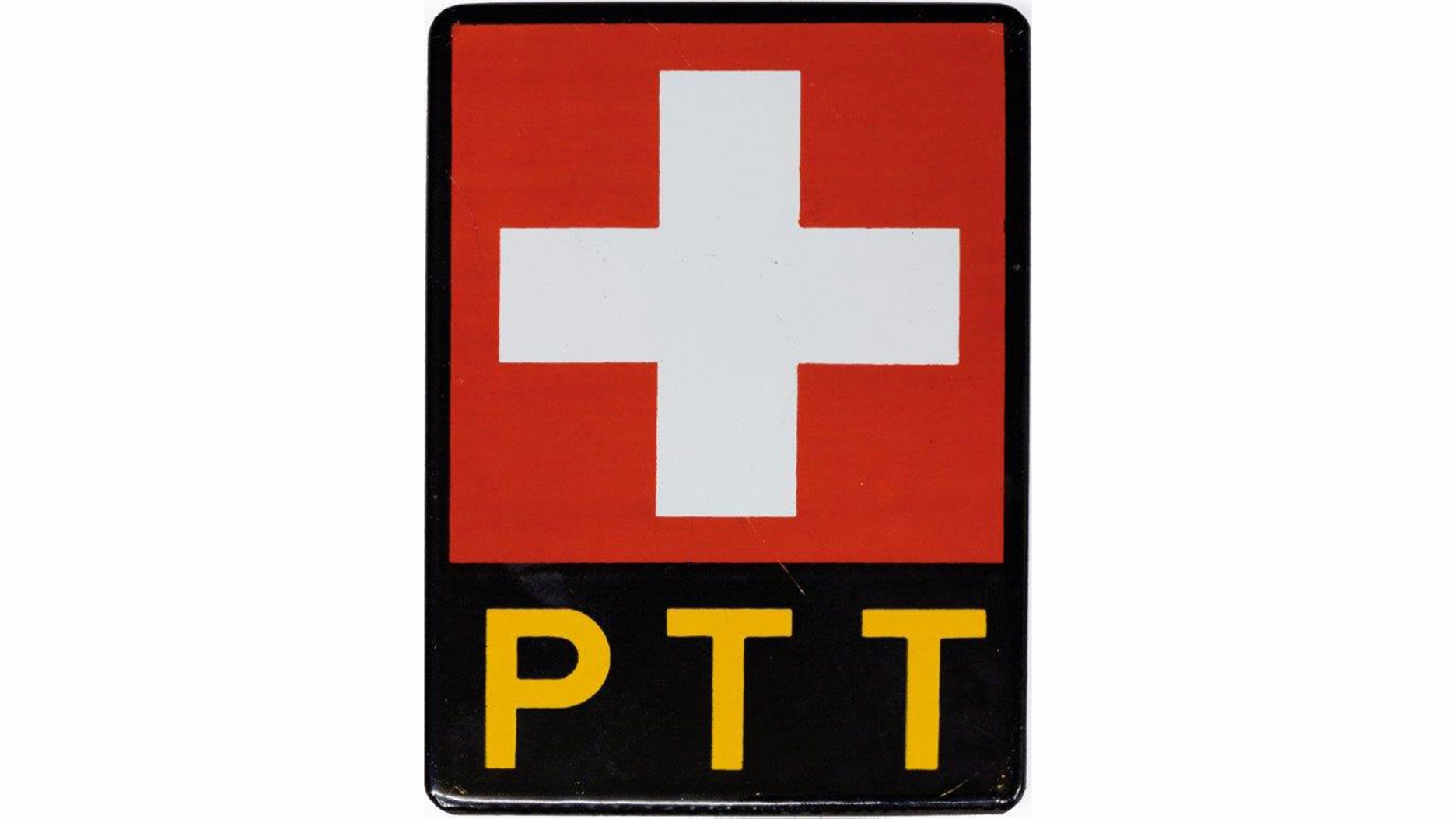 Ein rechteckiges Emblem zeigt ein grosses weisses Kreuz auf rotem Hintergrund. Unter dem roten Feld befindet sich ein schwarzer Balken mit der gelben Aufschrift „PTT“. Das Design ist klar abgegrenzt und wirkt plakativ.