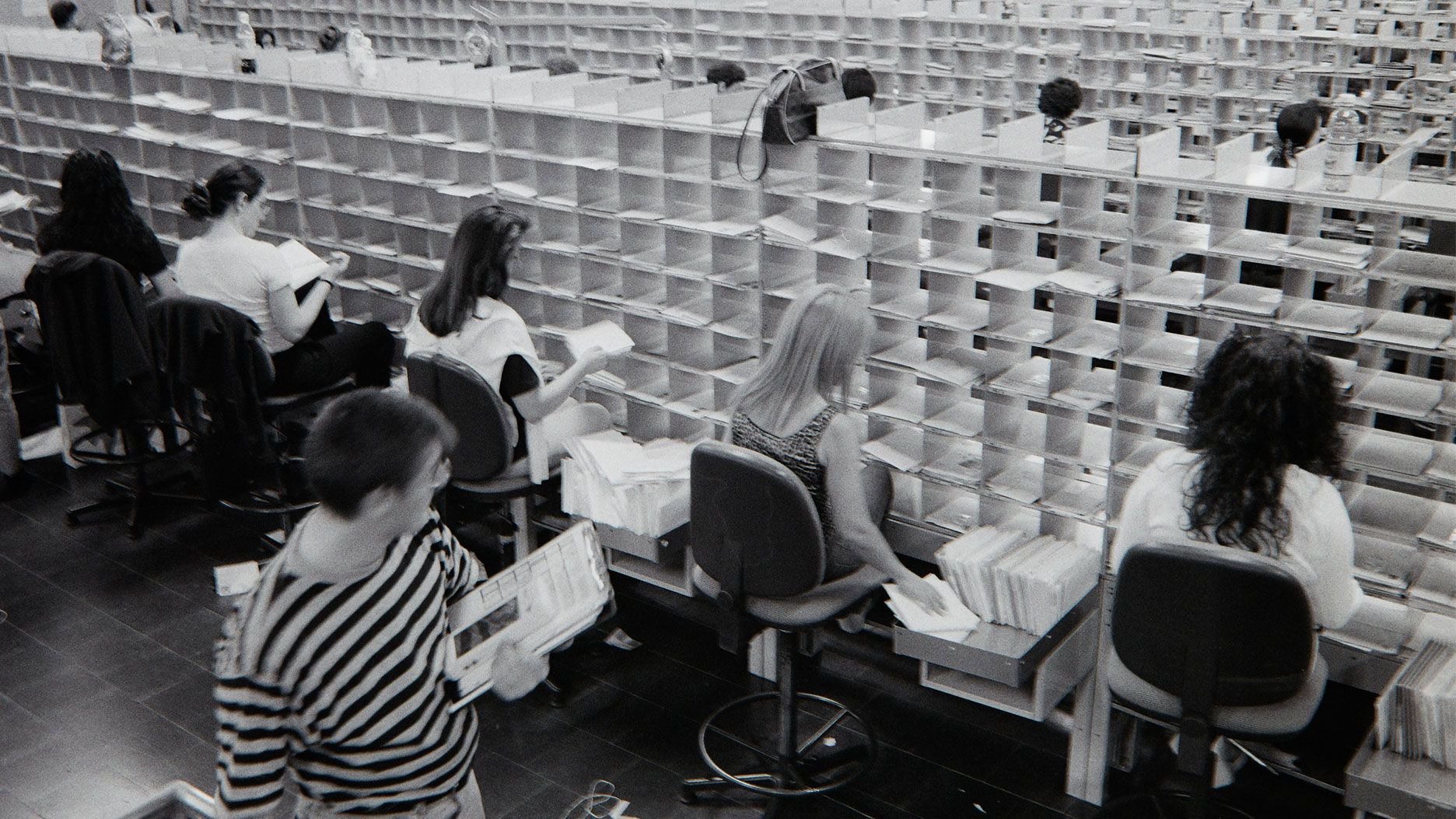 Mitarbeitende sortieren Sendungen im Postgebäude Zürich Sihlpost. Quelle: Michael Freisager (Fotograf) / Museum für Kommunikation