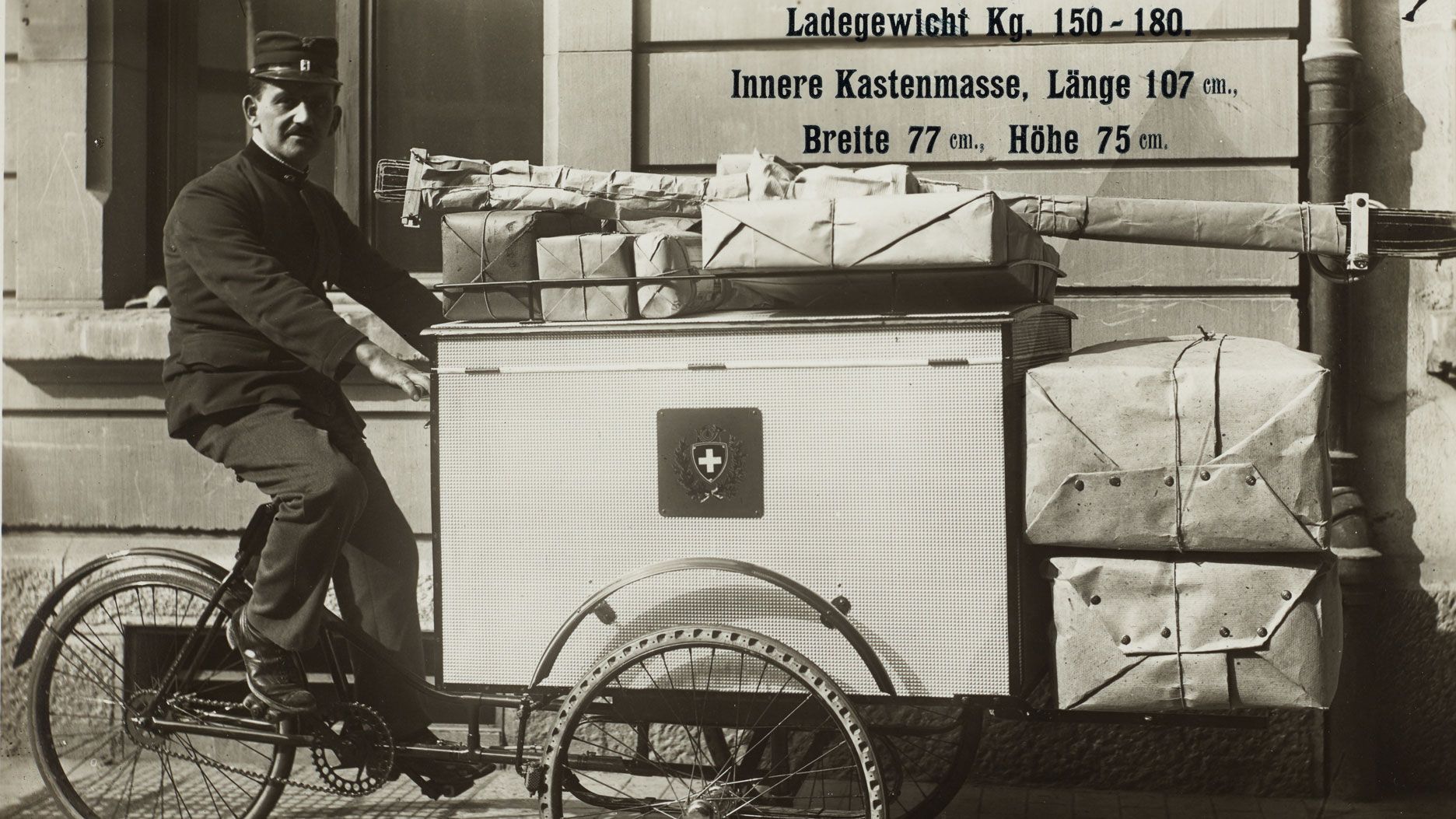 Postbote mit voll beladenem Dreirad in Ittenthal AG 1923. Quelle: Museum für Kommunikation