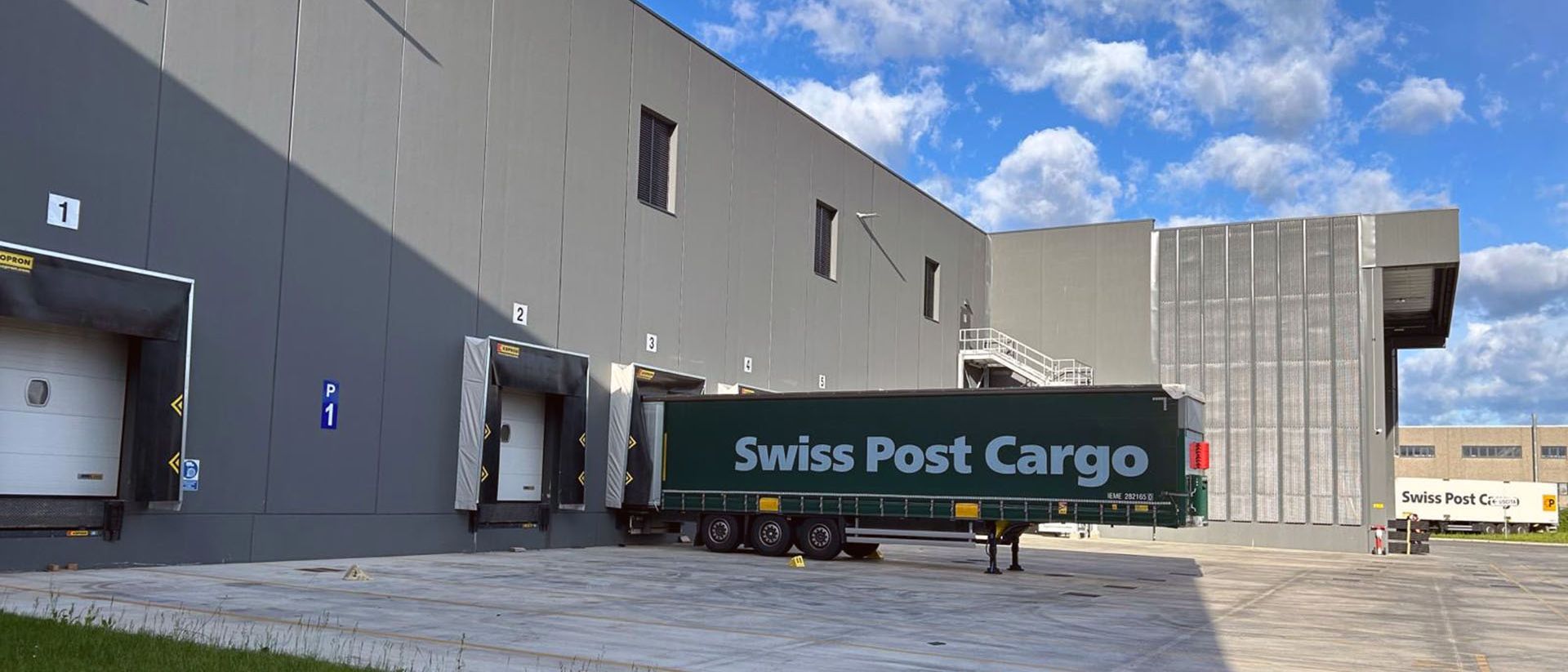 Rimorchio Swiss Post Cargo davanti al sedile Lemoni.