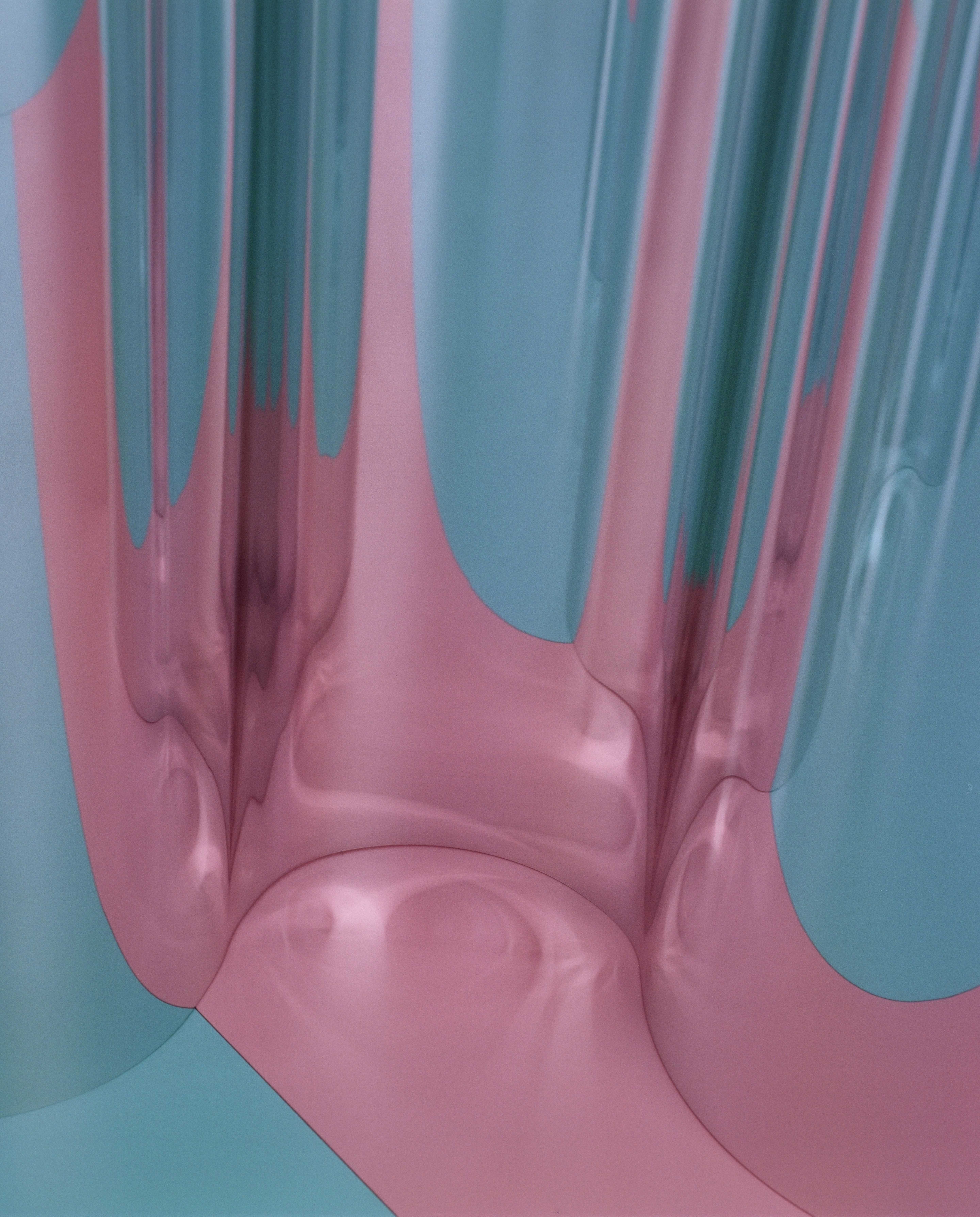 Glänzende, metallische Oberflächen in Blau und Rosa mit flüssigen Übergängen.