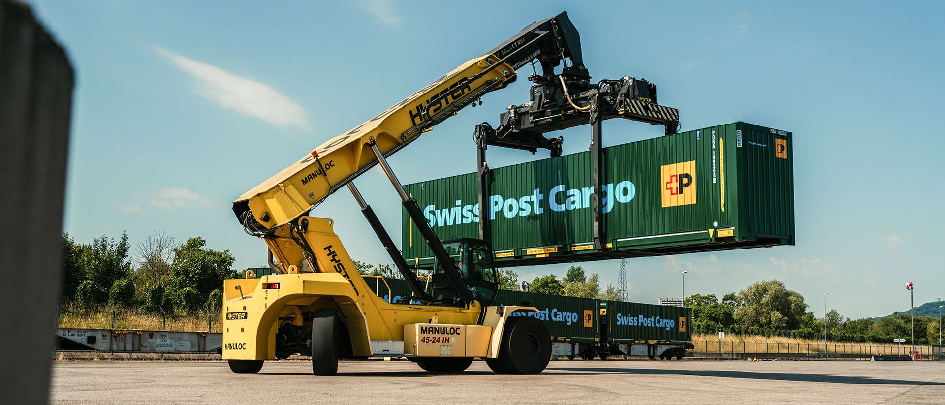 Illustration von drei Personen, die gemeinsam einen LKW mit der Aufschrift «Swiss Post Cargo» hochhalten.